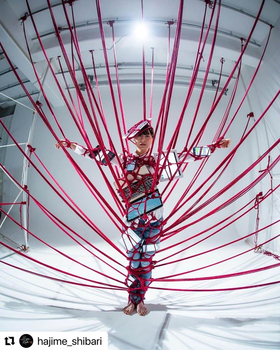 あいみのインスタグラム：「【rope art】 #SHIBARI #artwork  写真には写っていませんが 身体に括り付けられてる全てのデバイス機器の液晶画面には  SNSでの川谷絵音さんへの誹謗中傷をイメージした画像や映像が映し出されています。  強いメッセージ性のある作品です。  #Repost @hajime_shibari with @use.repost ・・・ 独特な人 川谷絵音さんの公演で使われた作品達です。  Photo & Shibari @hajime_shibari  Model @aimi_feti  Producer @indigolaend   #独特な人 #川谷絵音 #hajimekinoko」