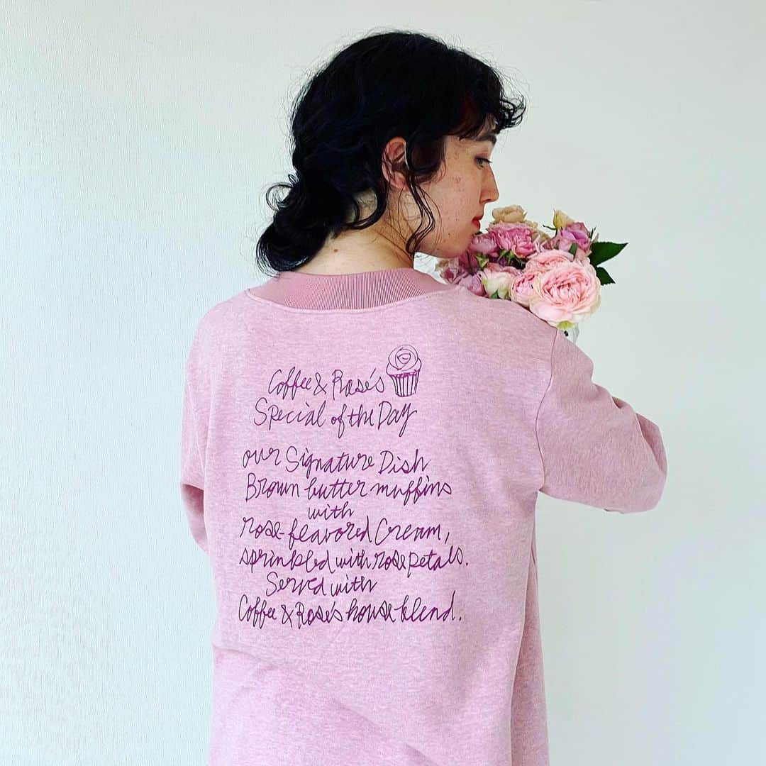 福田里香のインスタグラム：「「Coffee☕️&🌹Rose」03 フェリシモの新しい提案 持続可能な未来を模索するカタログ「GO！ PEACE！」に参加いたしました。 @felissimo_official   「Coffee☕️&🌹Rose」は架空のお店。 もしこんなカフェがあったら きっとこんなアイテムを 扱っているはず………と想像して トップスとバッグを作りました。 #coffee☕️and🌹rose  規格外品の🌹バラの花びらで染めた トップスのバックスタイルです。  お店の看板メニューの紹介を 書いてみました。 （あくまで架空です）  ばらの花びらをちらした ローズフレーバークリームの ブラウンバターマフィン と ハウスブレンドのコーヒーのセット。  架空の店Coffee☕️&🌹Roseの素材は 廃棄予定の食材を使って生地を染める プロジェクト「フードテキスタイル」と コラボレートさせていただきました。  @foodtextile   #coffee☕️and🌹rose  #felissimo #フェリシモ」