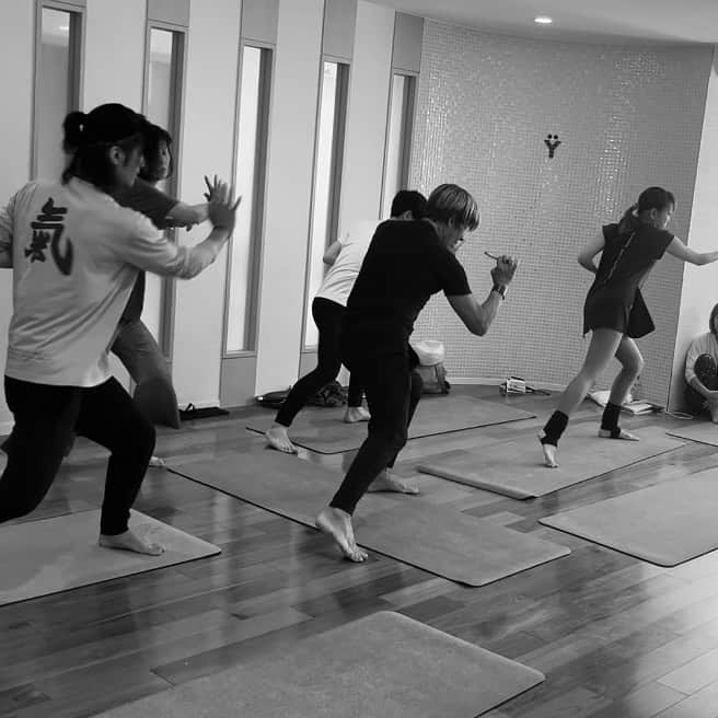 三ツ井裕美さんのインスタグラム写真 - (三ツ井裕美Instagram)「Odaka Yogaの創始者、Roberto  Milletti先生によるZen Warriorのトレーニングに参加させていただきました。  普段やっているOdaka Yogaの動きとはまた少し違っていて、より曲線的な、そして武道の要素も多めな感じの印象があったので難しそうだなぁと思っていました。  確かに初めは動きを覚えるのに少し頭を使いましたが、風が通り抜けていくようにマインドを止めることなく、その流れるマインドのまま自由に身体を動かすというのがとても心地良かったです。  言葉にすると簡単に聞こえるけどこれが私にとってはとても難しい事でした。  気になる事があるとどうしてもそこに執着してしまう。  ひとつのことを沢山考える事も大事だけれど、時にはそれを手放してとどまることなく動き続ける事も必要。  マットの上だけでなく、日常生活の中でも同じですね。  筋肉痛になりやすい私はトレーニング期間中毎日筋肉痛になっていましたが（笑）、心はずっと温かい気持ちで、本当に楽しくトレーニングさせていただきました。  先生方、一緒にトレーニングした皆さん、ありがとうございました🙏✨✨  そして、来週から、、、また楽しみなトレーニングが待ち受けているのでさらに沢山吸収して来たいと思います！！  #odakayoga #zenwarrior #🫰🏻」10月18日 7時22分 - hiromi__km