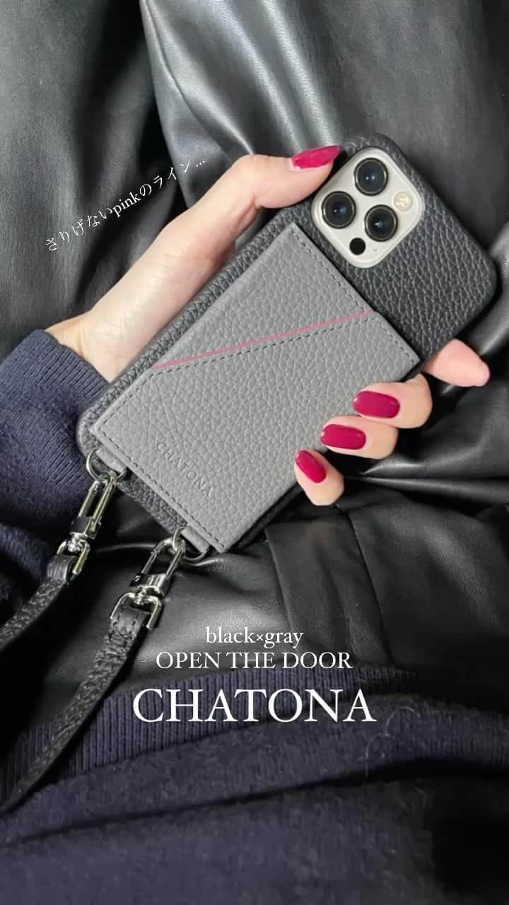 鈴木優美 のインスタグラム：「おニューのiPhoneケースは @chatona_official のOPEN THE DOORシリーズ💓 10月17日にローンチしたてのレザーブランドで、特にこのトリヨン・ラグーンは鮮やかな発色と厚みのある革のフカフカ感は逸品😳✨ (Remy Carriatの社のレザーは世界的にも著名なメゾンで使用されているそう) カラーは選べるので、black×gray×pinkにしました💓 . . . . . . . #CHATONA #シャトナ #iPhone #スマホケース」