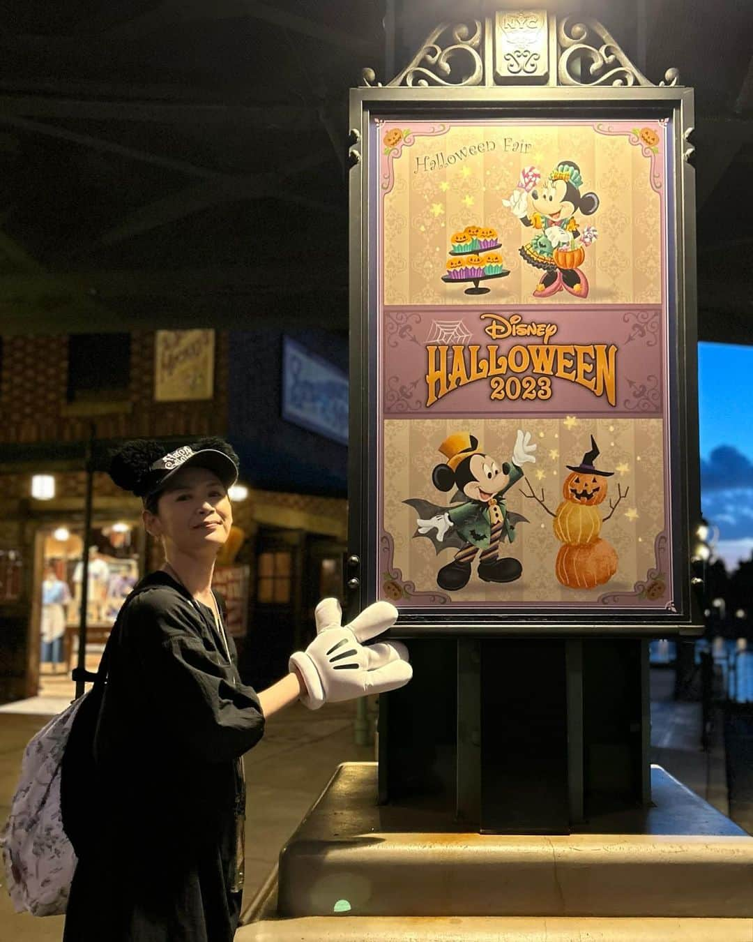 睦のインスタグラム：「ハロウィン期間直前だったので、 装飾も味わえてましたぁ🎃  ここの並びのポスター、 可愛かったですよっ👻😈  ハロウィン終わったら、 また行きたーい‼️  #40周年  #ハロウィン  #ハロウィンイベント  #dreamgoround  #halloween  #夫婦ディズニー  #カップルディズニー  #21周年  #大人ディズニー  #ディズニー散歩  #ミッキーの手  #mickeymouse  #trickortreat  #ドリームゴーラウンド  #ポスター  #tdr  #ディズニーリゾート  #東京ディズニーリゾート  #disneysea  #tokyodisneyresort  #tokyodisneysea  #ディズニーシー　 #東京ディズニーシー　 #ディズニーリゾート好きと繋がりたい  #tds  #プーさん好きと繋がりたい  #lovot大好きな人と繋がりたい  #モデル  #model  #睦」