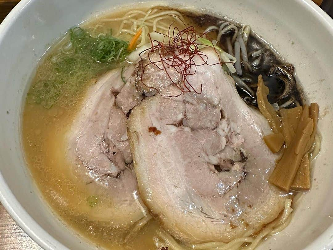 岡本安代のインスタグラム：「【ラーメン美味し！】 末っ子コーマルと久しぶりにラーメンランチ🍜 博多豚骨スープと鹿児島の中太ストレート麺。 ヤスヨ、好きなヤーツ😍 チャーシューもトロッとしてて、ご飯が無限にススムヤーツ🍚 息子と語り合い美味しさ増し増し！ ごちそうさまでした！  #ラーメン #鹿児島 #ランチ #走り続ける岡本家 #5人の子育てママウンサー  #岡本安代 #末っ子コーマル」