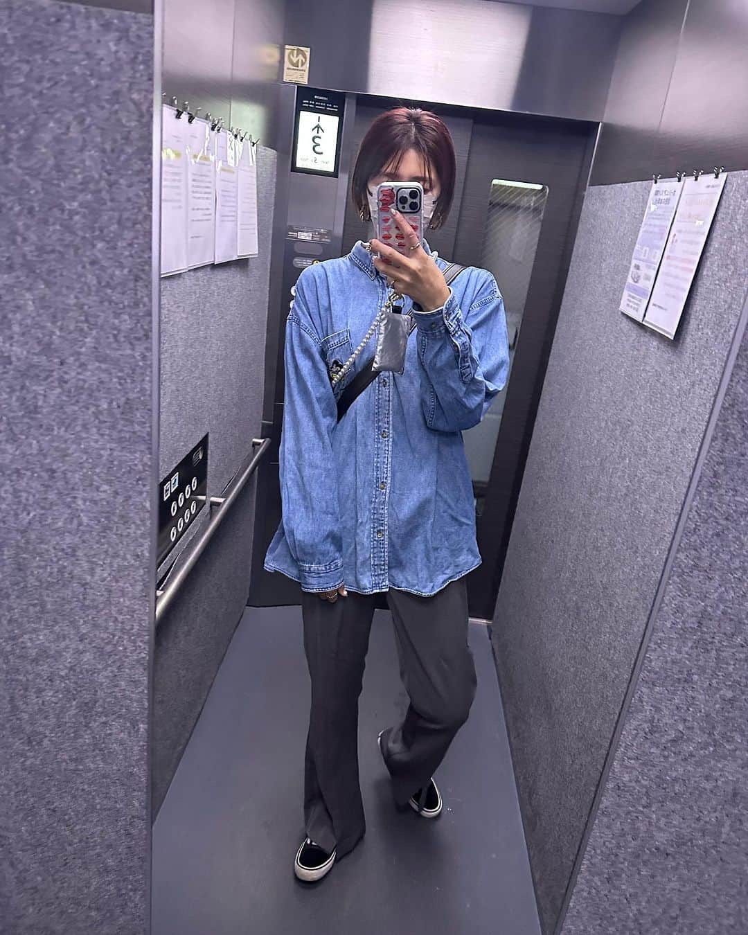 のインスタグラム：「昨日は習い事始めてからの 初送迎のない日で7時台に眠りにつきましたw  朝までグッスリ……💤💤💤 睡眠時間がどれだけ大事か身に沁みたょ🤭  #エレベーターシリーズ📸   トップス #古着  パンツ @miharutall   パース @turquoise_a_n  スウェットに並ぶくらいシャツも好き❤️」