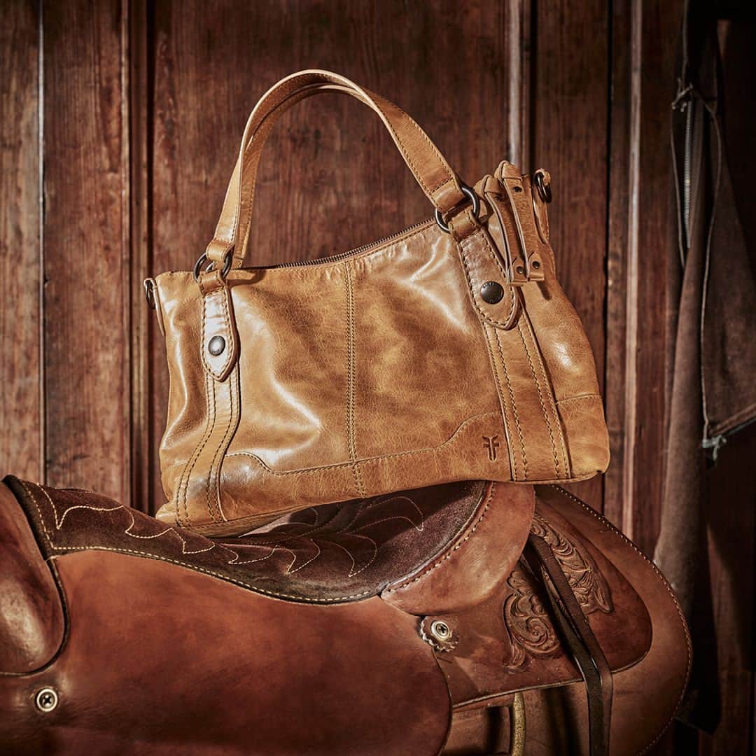 フライのインスタグラム：「Handbag heroes 🍂 Shop your fall essentials now.」