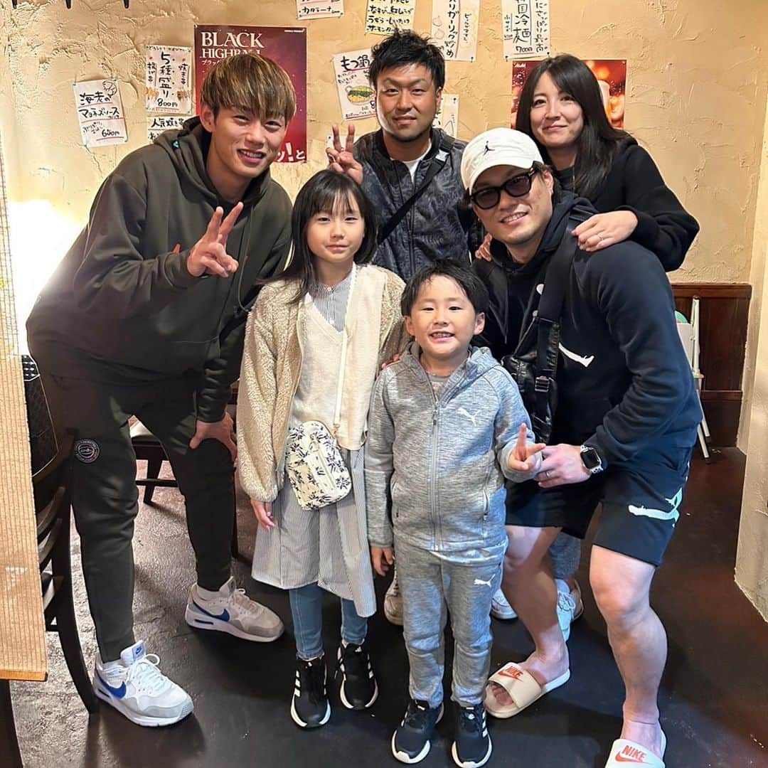 藤高宗一郎のインスタグラム：「. 花と遥が中標津から会いに来てくれました🙌 めっちゃ癒された〜 ミサンガ大事にするな🪢 亮太さん、亜花理さん、礼規さんありがとうございました！ プレゼント大事に使います✨ 来年こそ行かないとな〜✈️ #中標津 #大商大 #足浮腫み過ぎ」