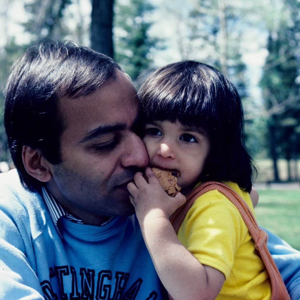ハンナ・シモンのインスタグラム：「Thank goodness this man was born. A human brave enough to break generational cycles to give his children every opportunity in the world. A feminist with the hugest heart. Thanks dad for blazing a new trail for our family and for always making sure I had a cookie 🎂 🍪」