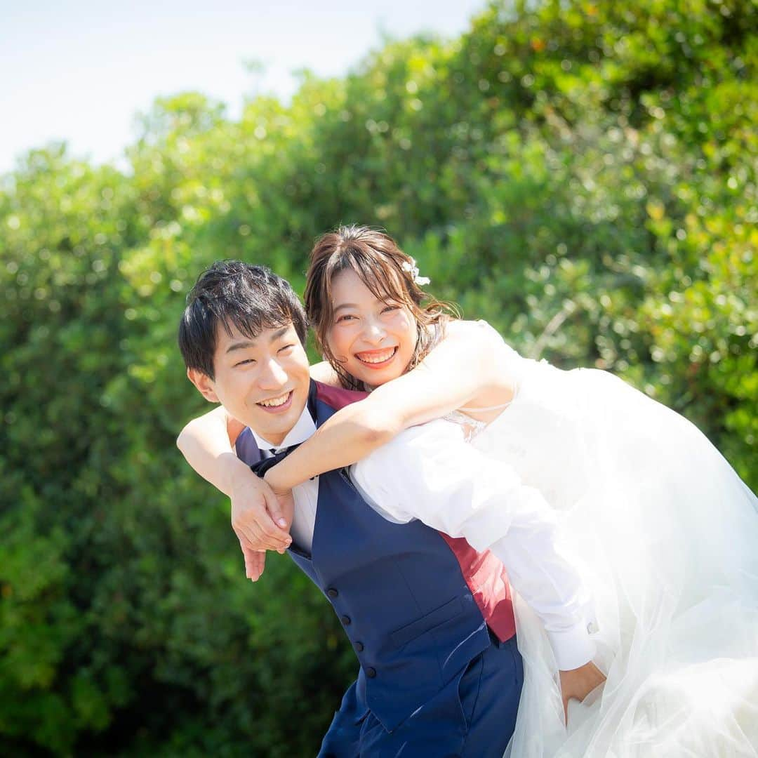 アクアテラスリヴァージュブランさんのインスタグラム写真 - (アクアテラスリヴァージュブランInstagram)「.  結婚式という特別な１日だからこそ、おふたりらしく楽しんでいただけるように...📸  自然な表情が溢れ出す時間をご提案させていただきます！🥰  …………………………………………………………………… リヴァージュブラン（RIVAGE BLANC）  🫧海が見える少人数会場が新しくOPEN！！ 🫧空と海が一望できる絶景ロケーション 🫧白亜の邸宅を贅沢に貸切るプライベートウェディング 🫧本格コース料理・迫力満点の調理パフォーマンスあり 🫧大切なペットも一緒に結婚式可  ▶︎ブライダルフェア開催中！ 詳細は @aquaterrace_rivageblanc　 プロフィールURLから予約可能です♡  ▶『#リヴァージュブラン』で検索！ @aquaterrace_rivageblanc のフォロー #リヴァージュブラン #アクアテラスリヴァージュブラン の投稿 お待ちしております💙🤍  #海が見える結婚式場 #オーシャンビューウェディング #リゾートウェディング #大阪花嫁 ………………………………………………………………………  #プレ花嫁 #プレ花嫁準備 #ウェディングドレス #関西プレ花嫁  #フォトウェディング#リゾートウェディング #リゾート婚 #ウェディング #ウェディングフォト #ブライダルフォト #関西花嫁 #ブライダルフェア #結婚式場 #関西のプレ花嫁さんと繋がりたい#ウェディングデイ#ロケーション撮影 #前撮り#海外風ウェディング#海#新郎新婦スマイル#新郎新婦#仲良しショット#結婚式当日レポ#館内撮影」10月18日 8時00分 - aquaterrace_rivageblanc