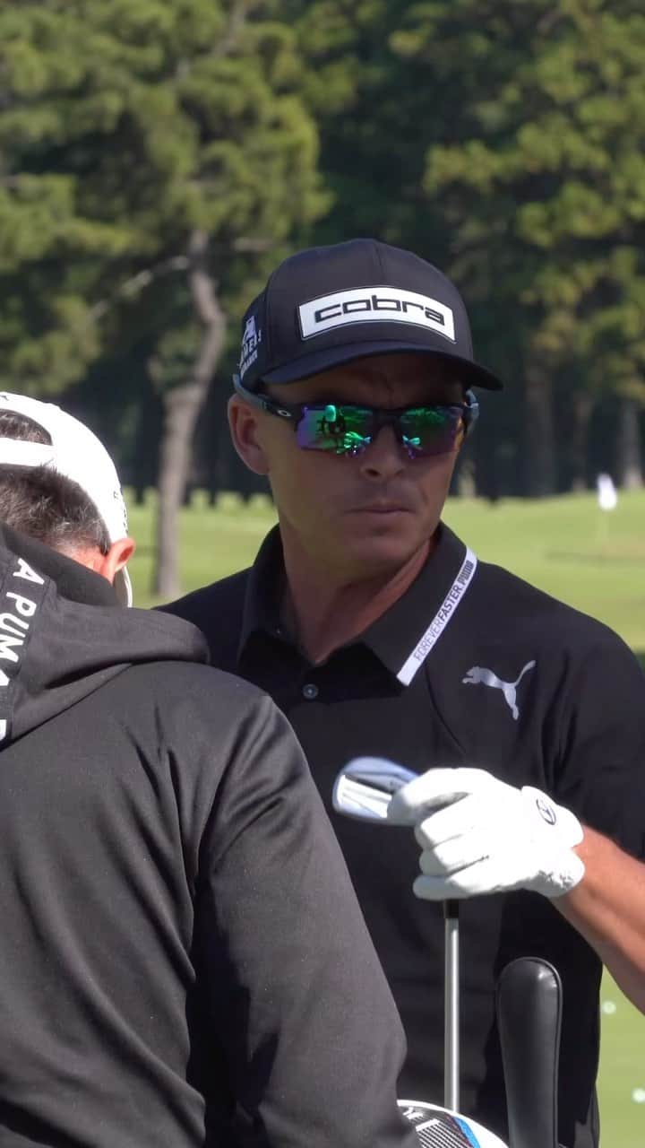 PGA TOURのインスタグラム：「Tuesday orange for @RickieFowler 🍊」