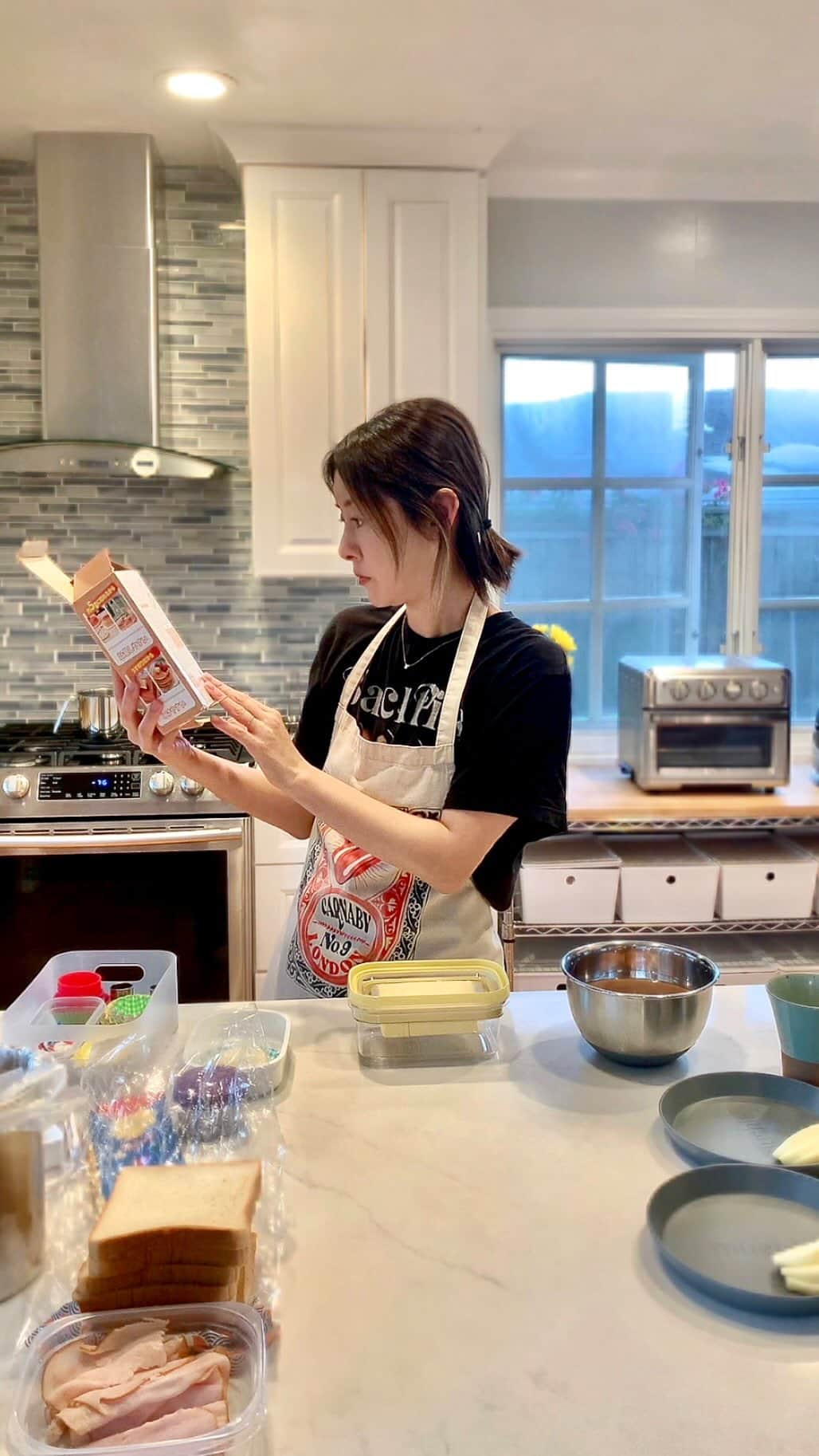 高木りなのインスタグラム：「頭が冴えない朝。ゆで卵を茹でてる間に買ったばかりのバターカッターに挑戦！でも冷蔵庫から取り出したガチガチの状態だったので上手くいかず… お弁当を作る時間も無くなり…朝食と同じサンドイッチをお弁当箱に詰めました。 머리가 맑지않은 아침, 달걀삶는 동안 새로 산 버터 커터를 도전해 봤는데 냉장고에서 막 꺼낸 상태로 하니 잘 안 됨... 도시락 만들 시간도 없어져서 아침식사로 준 샌드위치를 도시락에도 담았어요」