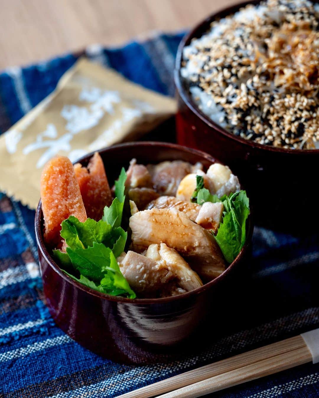 武井義明のインスタグラム：「Today’s bento.  昨日とほぼ変わりません。ごはんの真ん中に、胡麻油で 炒めた釜あげしらす。  #leica_photos #leicaphoto #leicaphotography #leicasl #leicasl601 #foodphotography #foodphotographyandstyling #bento #lunchbox」