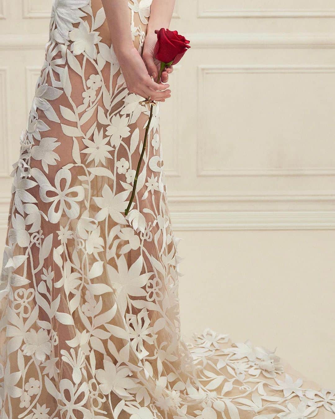 オスカーデラレンタのインスタグラム：「A rose by any other name... 🌹  Oscar de la Renta Fall 2024 Bridal arrives tomorrow. #odlrbridal」