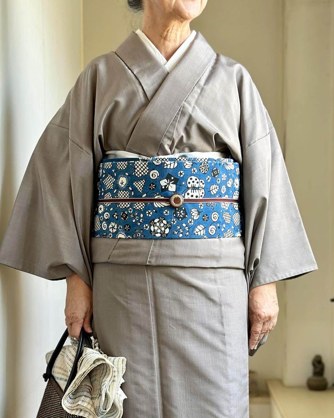 山崎陽子さんのインスタグラム写真 - (山崎陽子Instagram)「爽やか 銀座で開催中の染と織たかはし「村江菊絵展」へ。 今日明日（18.19）は販売をせず、 商品を心置きなく見ていただく日ですって✴︎ 村江作品以外にもたくさんの素敵なものが。 #kimono #座繰り紬 #芝崎圭一 #染と織たかはし  #空に花 #岡本紘子 #型絵染め #本藍絞 #きもの水流  #ナンタケット帯留め#handvaerker365  #染織iwasaki #ストール 久しぶりに女将と❤︎結城縮とレイシア帯がお似合い。 @okimono_takahashi 〜10/22まで」10月18日 8時05分 - yhyamasaki
