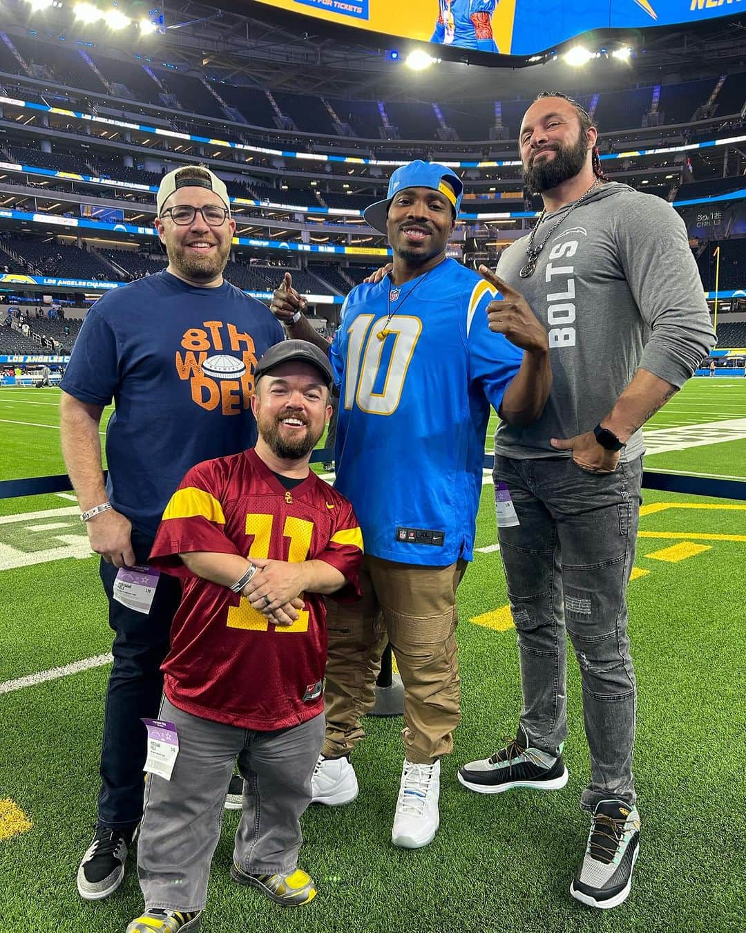 のインスタグラム：「Photo Drop from my less than 24hr adventure to LA and back yesterday. @chargers @bradwilliamscomic @baddudetito @chuckrice @pagekennedy @lt_21official @sofistadium」