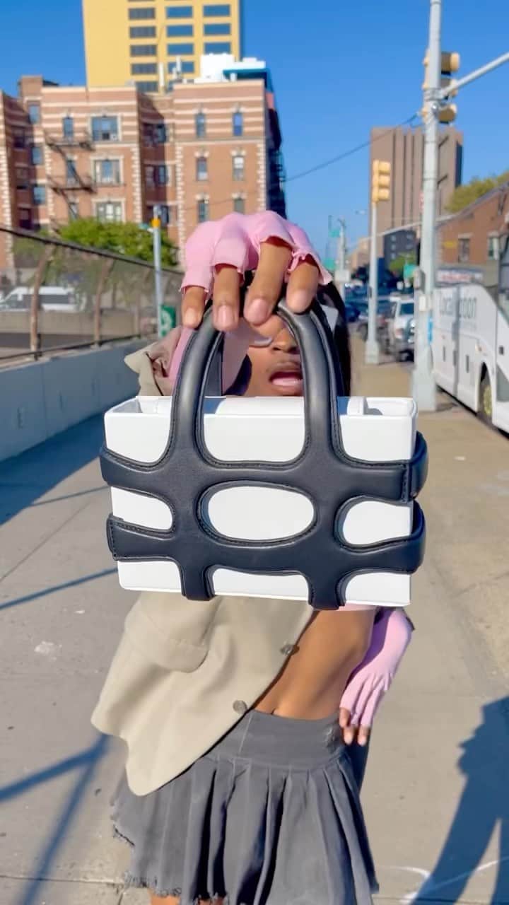 KARAのインスタグラム：「Hellloooo B🦄  The White Web Tote featuring @boyabaddie   #KARAyouBEyou」