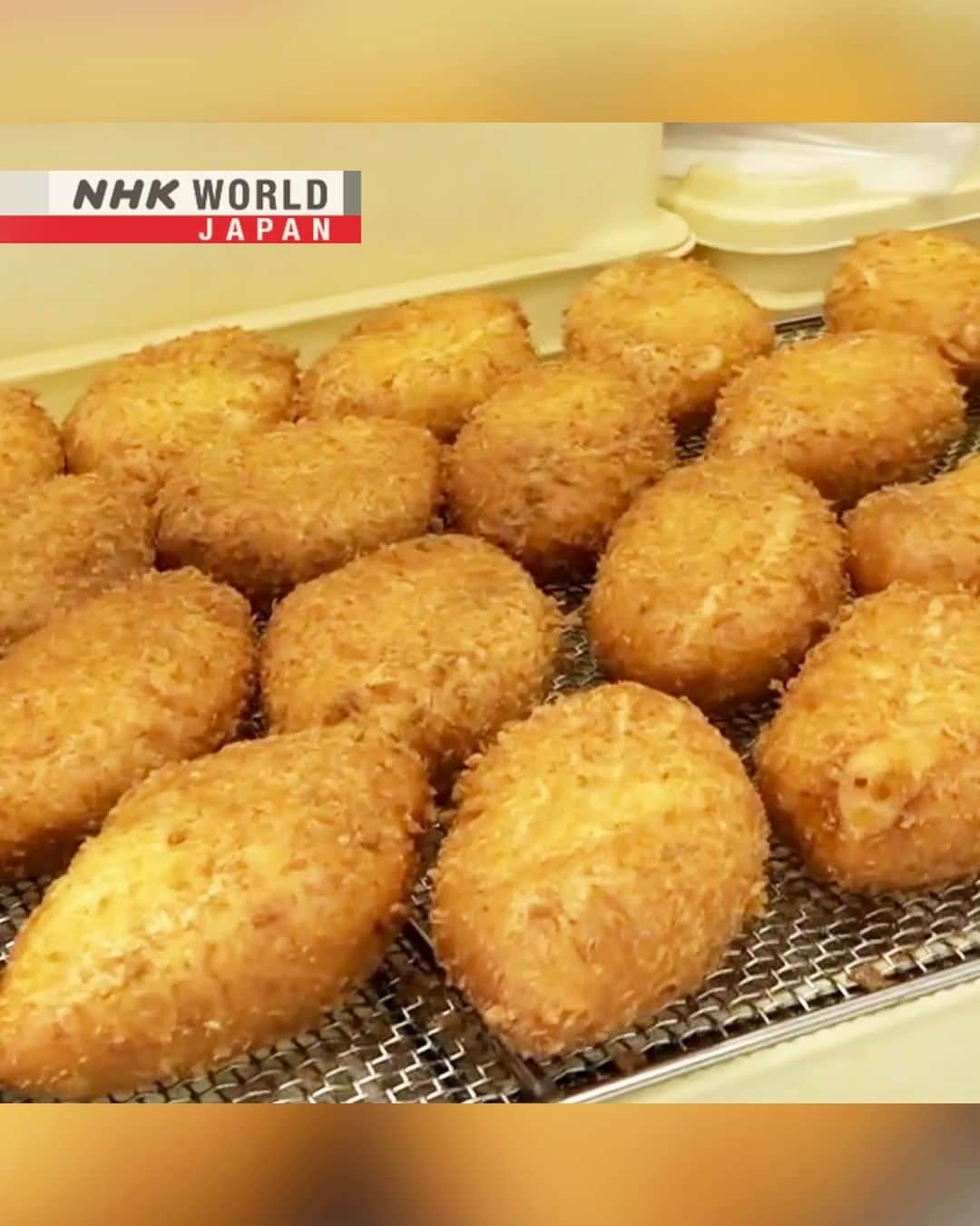 NHK「WORLD-JAPAN」のインスタグラム：「Curry came to Japan from England around 150 years ago, with Japanese curry becoming a national favorite.🍛🇯🇵😋  This Tokyo bakery makes 1,000 curry pan a day. 😃 The delicious bread first appeared about a century ago and was inspired by fried pork cutlets and curry which was popular at the time. . 👉Discover the many different types of Japanese curry｜Watch｜Trails to Oishii Tokyo: JAPANESE CURRY｜Free On Demand｜NHK WORLD-JAPAN website.👀 . 👉Tap in Stories/Highlights to get there.👆 . 👉Follow the link in our bio for more on the latest from Japan. . 👉If we’re on your Favorites list you won’t miss a post. . . #currypan #currybread #currybun #karepan #カレーパン #japanesecurry #japanesebakery #curry #japanesefood #japanesecooking #currystagram #curryroux #curryrice #カレーライス #currylover #japanesecurryrice #kareraisu #japanesecuisine #japanfood #japaneats #tokyo #discovertokyo #nhkworldjapan #japan」