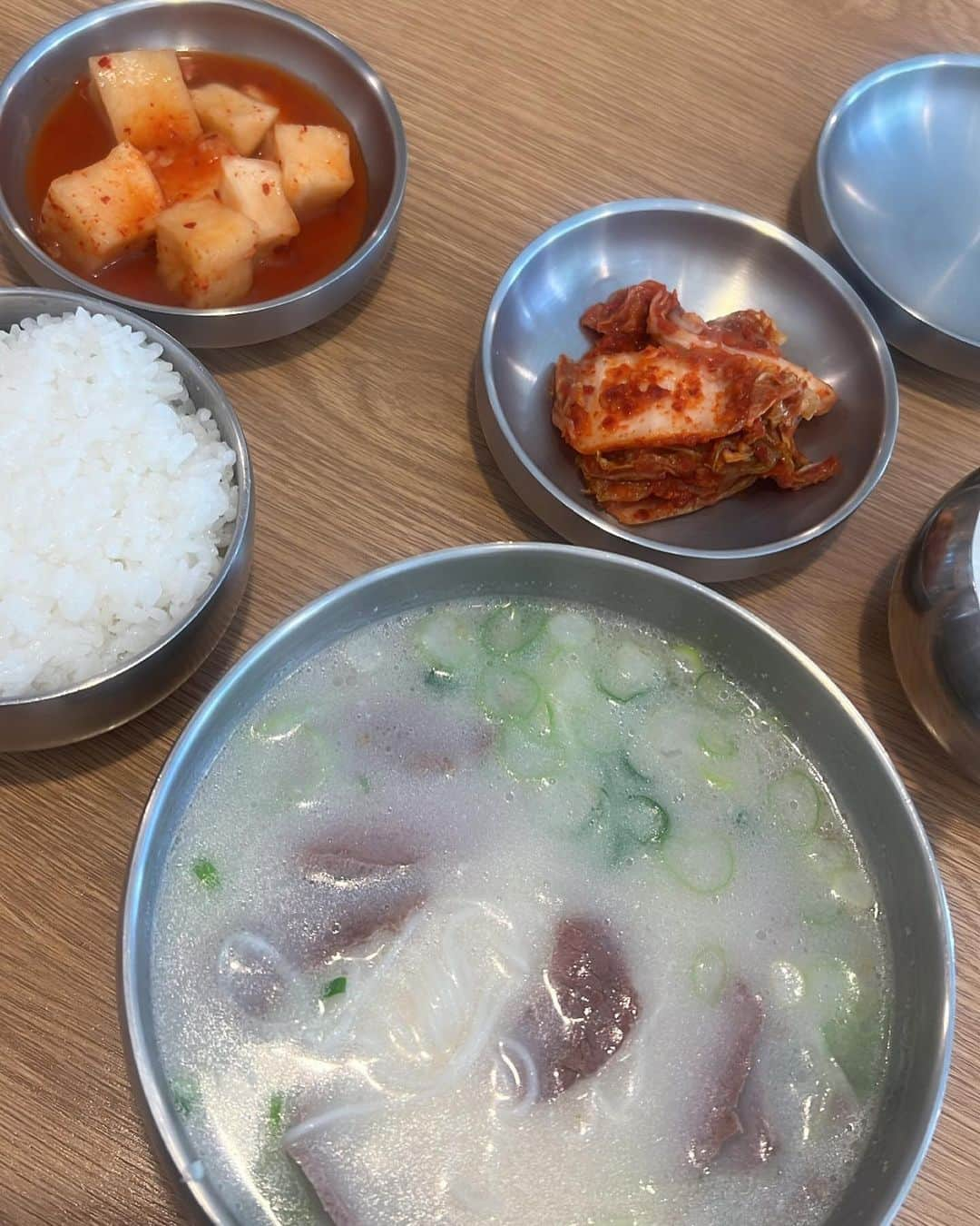 細田海友さんのインスタグラム写真 - (細田海友Instagram)「韓国で美味しい物も沢山食べたよ💓  📍参鶏湯　土俗村トソッチョン / 토속촌　 とろとろ濃厚で有名な参鶏湯屋さん♡身体に染み渡りました🥹💓  📍ハッドグ　ソチョガンサンストーリー/서초강산story 江南駅10番出口　　1番美味しいと言われてる揚げたてもちもちハッドグ♡本当美味しかった🥹💓  📍花サムギョプサル　サムユッカチン/삼육가珍 花びらみたいにお肉が切れてるからとってもやわらかくて美味しかった🥹💓タレも最高🥹💓  📍ユッケタンタンイ チャンシンユッケ サモジョム/창신육회 3호점　韓国の生物、最高🥹💓  📍ユッケビビンバ　タルレヘジャン/달래해장 飲んだ後にホテル近くで適当に入ったお店♡ ユッケビビンバよりチゲがニンニク効いてて美味しかった🥹💓  📍ソルロンタン　チルベッハヌクッパッ / 칠백한우국밥 大好きなヨンドンソルロンタンに行こうとしたけど ホテルの近くで調べて、済ませてしまった♡ それでもソルロンタンは最高🥹💓  📍中華料理　張萬屋 韓国人のお友達👩に連れてってもらった中華料理屋さん♡ 最近出来て若者に人気らしく満席🥹💓  📍10円パン　クァンジャンシジャン/광장시장 日本で食べた事なくて韓国で初挑戦♡中にチーズが入ってて 優しいお味で癒された🥹💓  📍クァベギ揚げパン　クァンジャンシジャンチャプサルクァベギ/광장시장찹쌀꽈배기 平日であまり並んでなかった♡ もっちもちで美味しすぎ🥹💓並ぶ理由がわかるぅ🥹💓  とこんな感じで韓国料理を 満喫しておりました🥹💓  普段は白米って滅多に食べないのに 韓国料理があまりにも美味しいから ついてくる白米、毎回完食🍚笑 完全に肥えたぁぁぁ🐖  って待って🥹💓思えば大好物のコプチャンを 食べ忘れてないか⁉︎私🧚‍♀️次回、リベンジ❤️‍🔥❤️‍🔥❤️‍🔥  #seoul#korea#韓国#한국#서울 #travel#koreanfood#진짜맛있었어요 #参鶏湯#ハッドグ#花サムギョプサル#ユッケタンタンイ#ユッケビビンバ#ソルロンタン#10円パン#クァベギ#韓国グルメ#🇰🇷」10月18日 8時15分 - miyuu_bigbaby