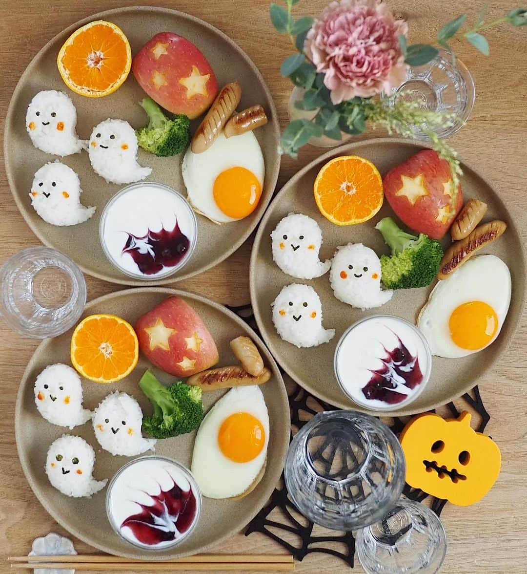 すずゆきのインスタグラム：「今日の朝ごはん ・ 今朝は ちまちまちまちまおばけおにぎりを作ってワンプレートに ひとつだけ目が大きいおばけちゃん混ざってる👻 ・ ろく助塩を混ぜたご飯だったから 子どもたちパクパク食べてた👍 ・ 今朝は なぜだか服が決まらず あーでもないこーでもないとやっていたらかなりのロスタイム😂 たまにこういう日があるのはなんでなんだろ💭 ・ ・ ・ #朝ごはん#朝食#おうちごはん#ハロウィンおにぎり#onigiriaction#ハロウィンごはん#ハロウィンメニュー#ワンプレート朝ごはん」