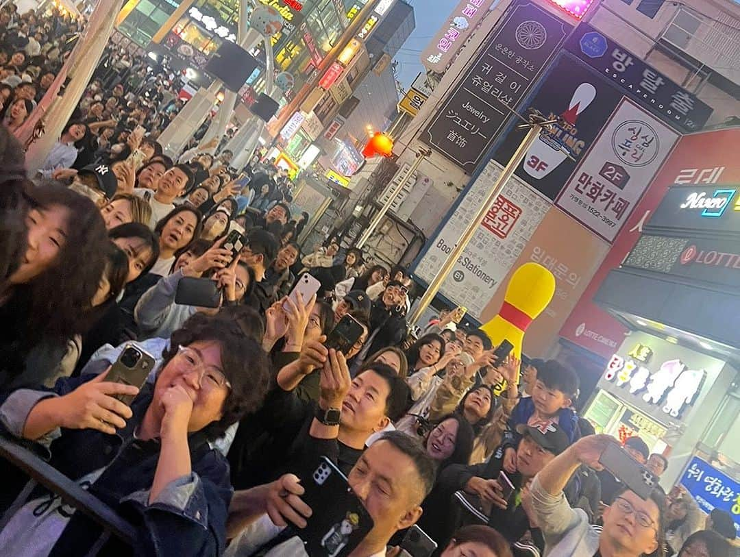 ショーン・リチャード・デュレイクさんのインスタグラム写真 - (ショーン・リチャード・デュレイクInstagram)「“Talk to Her” screening at the Busan Film Festival Thank you to everyone who came to support! ”톡투허“ 시사회 at 부산영화제  응원하러 와주신 분들에게 고맙습니다!」10月18日 8時27分 - seandulake