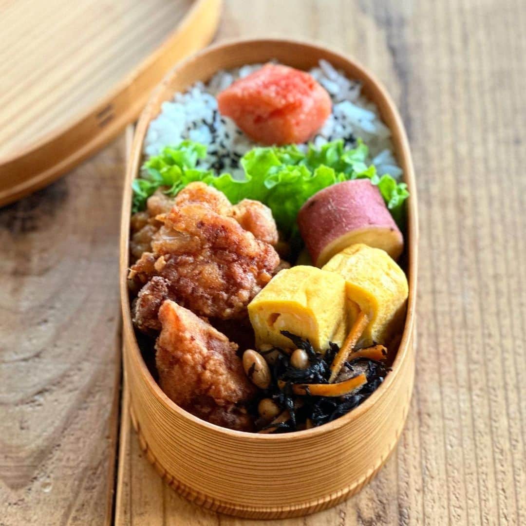 Atsukoのインスタグラム：「今日の娘お弁当 2023.10.18  鶏の唐揚げ 卵焼き ひじきの煮物 サツマイモの煮物 明太子ごはん  インスタの仕様が変わったのか🙄 キャプションかアンケートかってなにw 突然変わるのやめてくれ😭  久しぶりに唐揚げ弁当 なんか今の実習先がゴミ捨てられないらしく 高校生ぶりにわっぱ弁当箱のお弁当続きそうです 私もしばらくわっぱで持っていこ😋」