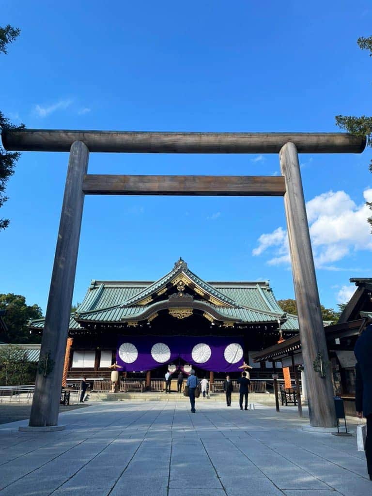 鈴木貴子のインスタグラム：「今朝は靖国神社秋季例大祭にあわせ本殿にて参拝。  晴天にも恵まれ、境内の空気もなお一層清々しく感じられました。  英霊の御霊の安らかならんこと、世界の平和と安寧、皇室の弥栄を願うものです。」