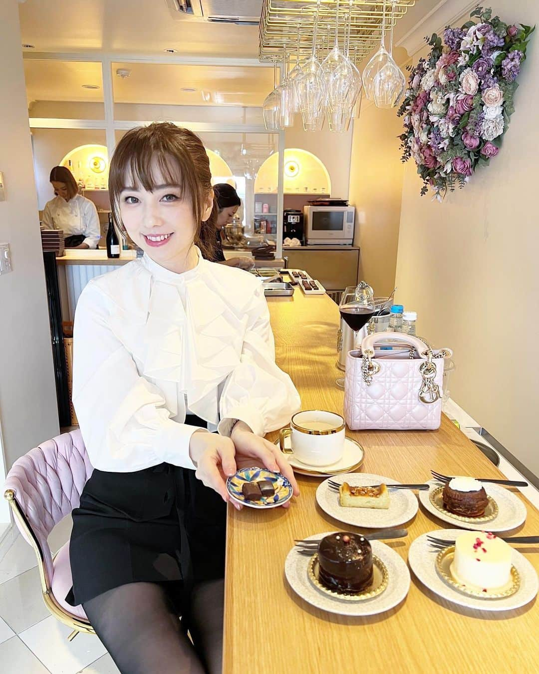 早川愛のインスタグラム：「💐🍰🩷  きのう10/17 new openの Salon de μ🩷🩷🩷 @salon_de.m   ゆみにゃんがチョコレートとケーキでお誕生日のお祝いをしてくれました🫶🩷 ありがとう🩷🩷  ケーキもチョコレートもどれもぜんぶとっても美味しくてお店もかわいかった🩷🩷🩷 しかもケーキは全てグルテンフリーでチーズケーキは白砂糖不使用なの😳またいきたいな🩷  ・  #サロンドミュー #チョコレート #白金台カフェ #白金台グルメ #白金台 #グルテンフリー #グルテンフリースイーツ #bff #happy」