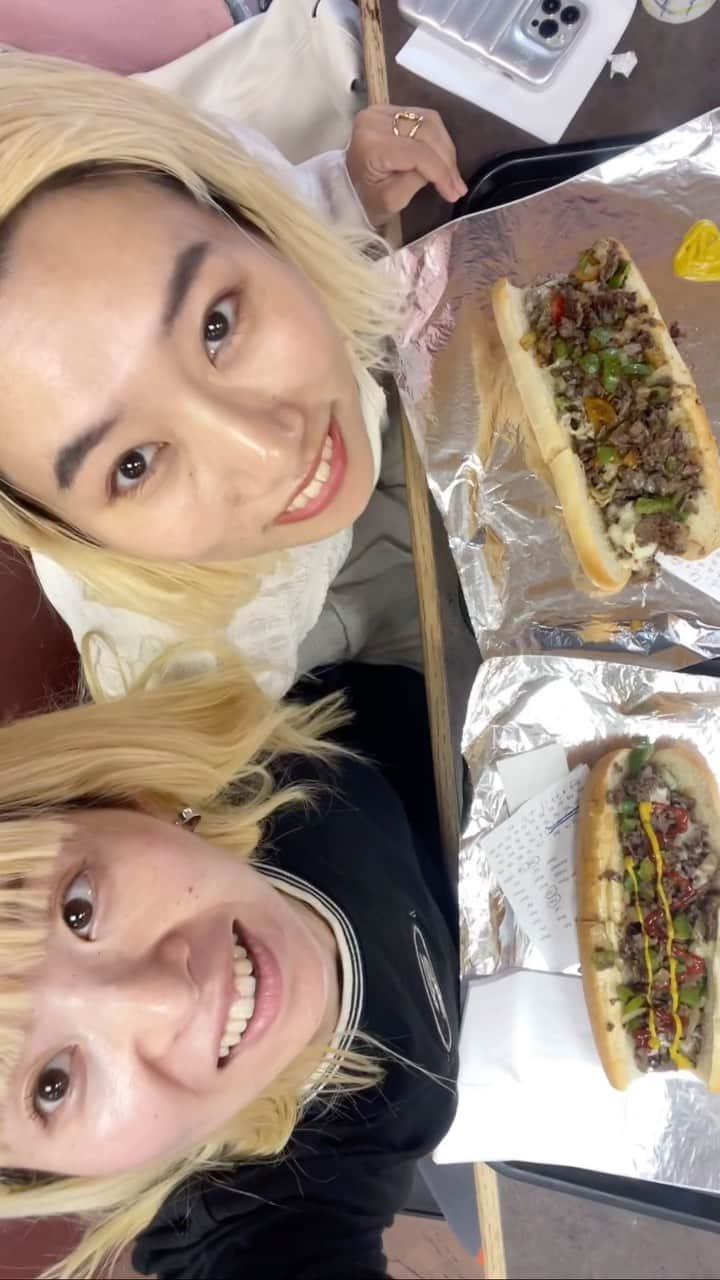 ユウキのインスタグラム：「ツアーめし🇺🇸🍽️🇲🇽 〜アメリカ・メキシコ編〜  郷に入れば郷に従えってことで、 現地のごはん屋さんを楽しむスタイル😋😋 ユナ&ユウキのごはんタイムの様子だよ〜♡  海外での食事って、美味しくても美味しくなくても楽しいんだよな〜！ 動画のラインナップは全て超おいしかった思い出🌸  ①🇺🇸ピザ（1人1ホール笑） ②🇺🇸クレープ（凄く可愛いカフェだった！） ③🇺🇸チーズステーキ（ってゆうホットドッグみたいな） ④🇨🇱ピザとサラダ（メキシカンイタリアン！）  どこの国でもピザは食べちゃうね🍕😋  #foodstagram #loveeating」