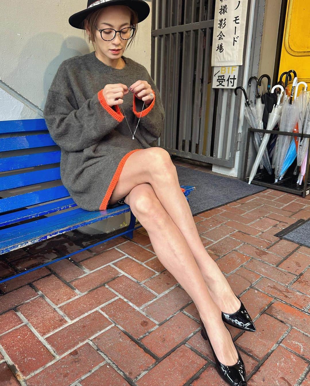 西山茉希さんのインスタグラム写真 - (西山茉希Instagram)「メンズニットで秋雨コーデ。 @noisemaker_jpn   AWアイテム、 新色増えたマフラー達。  今年は単色シリーズも🤭  カラフルに色目惚れ。 寒さも楽しみに変わる。 🩷💚🧡💛💙💜🩶🩵🤎🖤  #頭と足元以外noiseコーデ #着回せるaw」10月18日 8時44分 - maki.nshiyama50