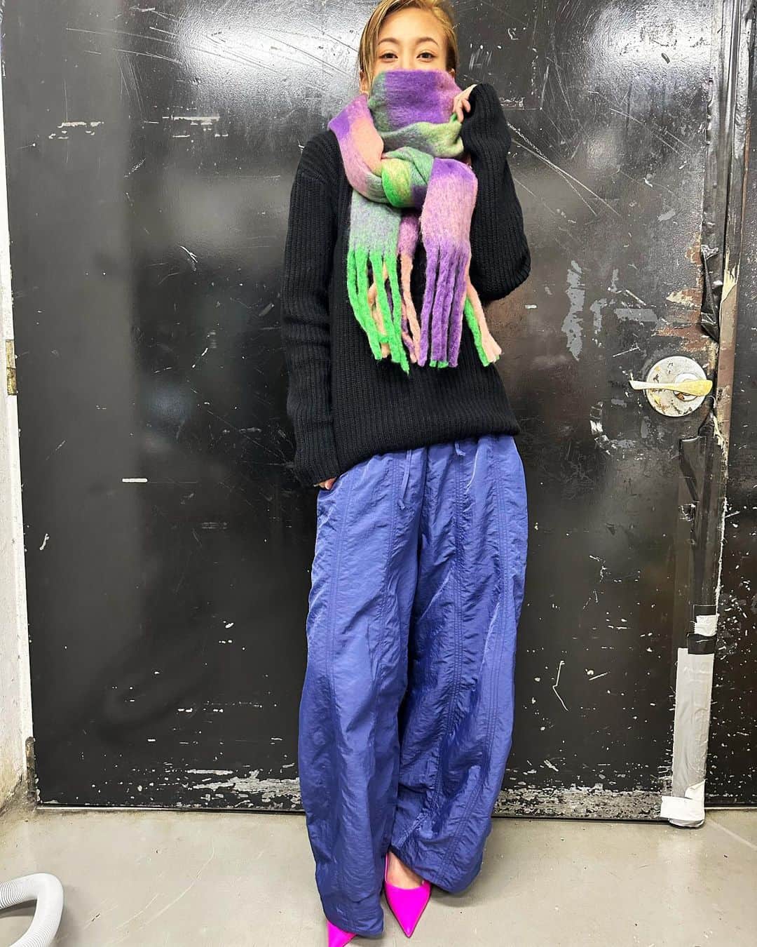 西山茉希さんのインスタグラム写真 - (西山茉希Instagram)「メンズニットで秋雨コーデ。 @noisemaker_jpn   AWアイテム、 新色増えたマフラー達。  今年は単色シリーズも🤭  カラフルに色目惚れ。 寒さも楽しみに変わる。 🩷💚🧡💛💙💜🩶🩵🤎🖤  #頭と足元以外noiseコーデ #着回せるaw」10月18日 8時44分 - maki.nshiyama50