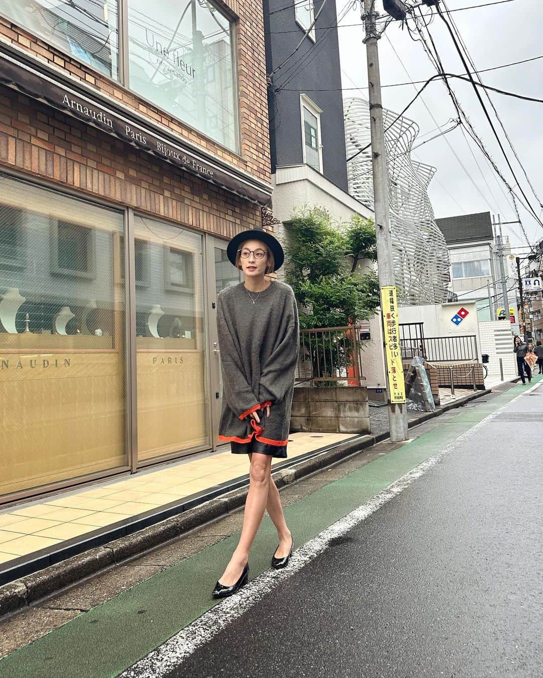 西山茉希さんのインスタグラム写真 - (西山茉希Instagram)「メンズニットで秋雨コーデ。 @noisemaker_jpn   AWアイテム、 新色増えたマフラー達。  今年は単色シリーズも🤭  カラフルに色目惚れ。 寒さも楽しみに変わる。 🩷💚🧡💛💙💜🩶🩵🤎🖤  #頭と足元以外noiseコーデ #着回せるaw」10月18日 8時44分 - maki.nshiyama50