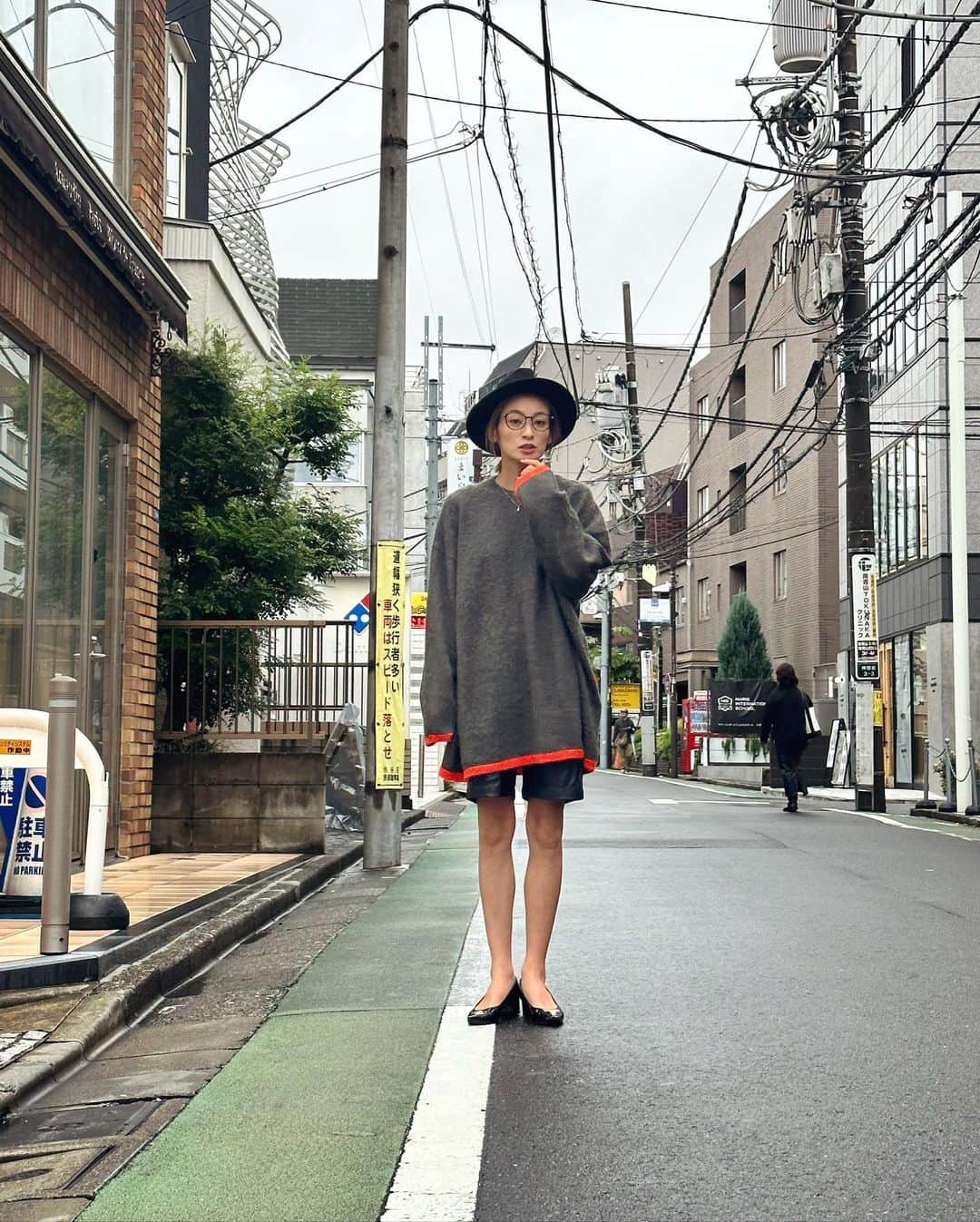 西山茉希さんのインスタグラム写真 - (西山茉希Instagram)「メンズニットで秋雨コーデ。 @noisemaker_jpn   AWアイテム、 新色増えたマフラー達。  今年は単色シリーズも🤭  カラフルに色目惚れ。 寒さも楽しみに変わる。 🩷💚🧡💛💙💜🩶🩵🤎🖤  #頭と足元以外noiseコーデ #着回せるaw」10月18日 8時44分 - maki.nshiyama50
