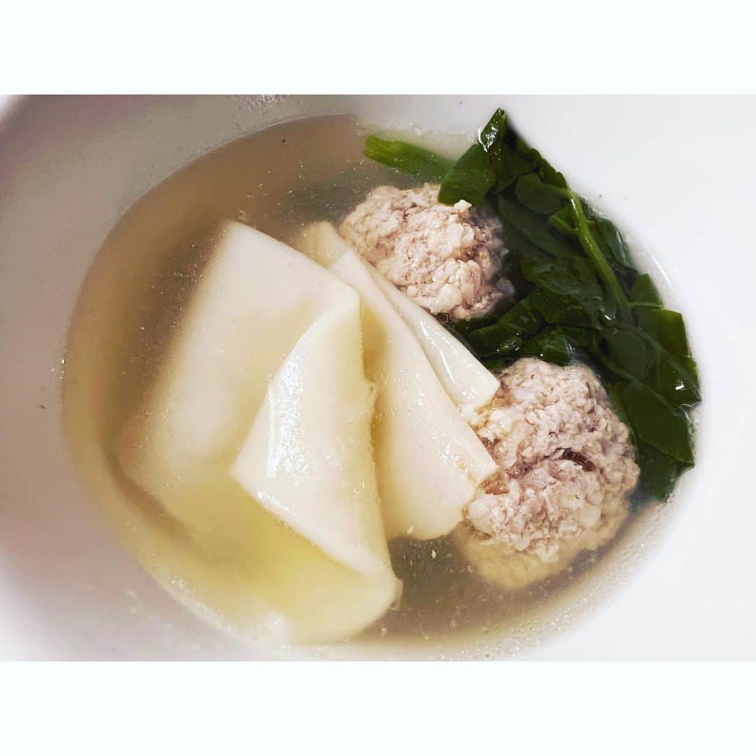 冷水 希三子のインスタグラム：「即席〆麺。 少し余っていた豚肉を叩いたミンチに 何年物！ってくらいの塩レモンとフェンネルシードと 酒を加えて肉団子をつくり、 水と酒のお風呂に加えてスープができたところに ラザニア用に作った生地の余りの幅広麺とクレソン。 クレソンの香りと肉団子から溢れ落ちる香りに夢を見た。」