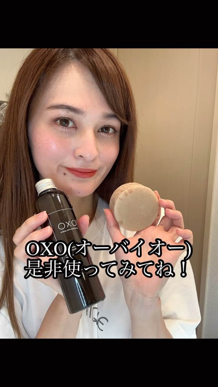 奥山夏織のインスタグラム：「休日のお出かけ前の準備を撮影✨ #otonaMUSE で美容家が選ぶ5つ星アイテムに選ばれた(@mqoxo_official)の石鹸と化粧水でスキンケア❤️ 肌に優しい成分と酵素不足が肌のトラブルの元になると考えて、酵素をふんだんに配合した商品ようです✨肌の水分量をキープしてくれるのか、洗顔と化粧水だけでもしっかり保湿ができてしっとり肌に導いてくれます🎵 ベースメイクの伸びもよくて1日のメイク崩れもあまりない気がしました☺️これは美容家が選ぶだけあります！ ・ 今回、10／31までの期間限定50％オフのクーポンを発行してもらったので、気になった人は下記のコードを是非使ってみてね❣️ 「MQ103123」 ・・・ #MQスキンラボラトリーズ #OXOオーバイオー #酸素水 #O2コスメ #KAZEソープ #AMEローション #PR」