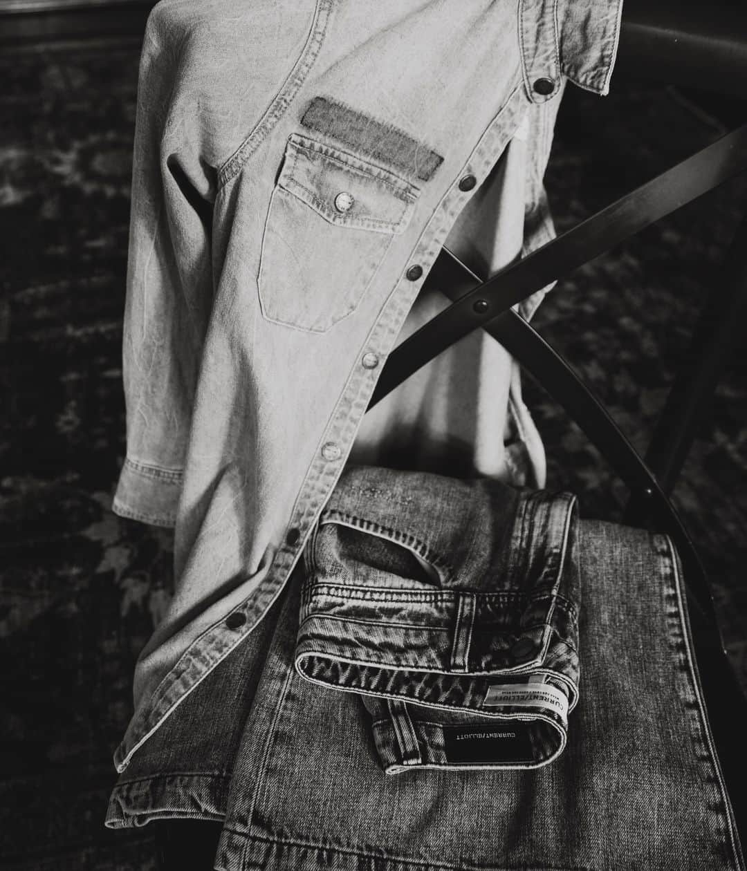 カレントエリオットのインスタグラム：「Add a little denim drama.」