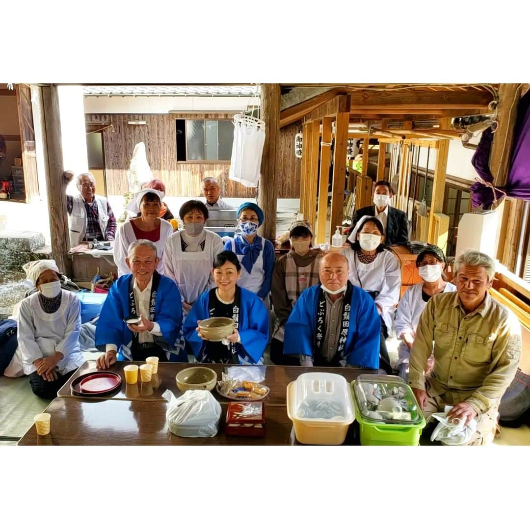 財前直見さんのインスタグラム写真 - (財前直見Instagram)「🍙 今年も杵築の白鬚田原神社でどぶろく祭りやってます🤗 お祭りは今日まで‼️ 今回は、私たちもどぶろくを作るお手伝いしたので、より美味しく出来ていました❗ 🍙 どぶろくも発酵💡 来月の11/25、26に岐阜県恵那市で「全国発酵食品サミットinえな」が開催されます 26日(日)10:30からのトークショーに参加させていただきます🤗 観覧は無料なのですが、事前ち申し込みが必要なので、是非チェックしてください！ 🍙 #大分 #杵築 #白鬚田原神社 #どぶろく祭り #手作り #美味しい😋 #発酵 #岐阜 #恵那 #全国発酵食品サミットinえな #トークショー #小泉武夫 先生 #財前直見 #🍙」10月18日 8時53分 - naomi_zaizen_official