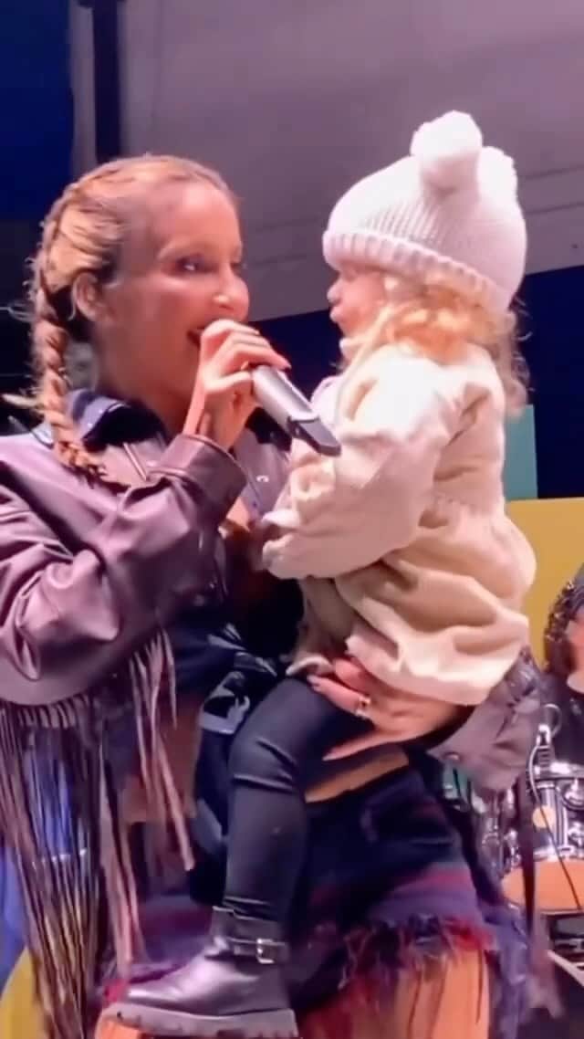 Claudia Leitteのインスタグラム：「Eu e ela, no melhor lugar do mundo depois de lá de casa! 😉 Deus é bom! 🥹😍」