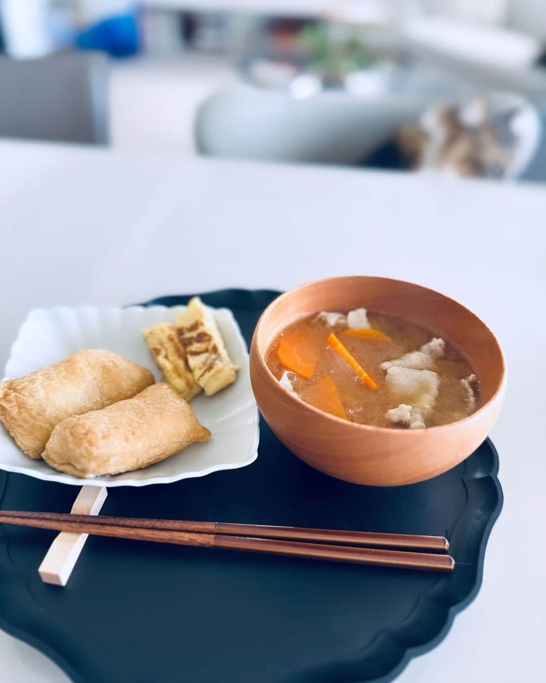 のインスタグラム：「おはよう☀ どうせ帰ってきて寝るんだから、ベッドメイクの意味がわからない🛏️整頓された部屋は心も整える、とか、興味ないからね。なんなら、ママだってさ、汚いときあるじゃん。 と、とあるティーンネイジャーに言われ、返す言葉がなかった朝です。  少なくとも、私は心を整えよう。大好きな豚汁と、いなり寿司☜買ってきた、卵焼き。ティーンネイジャーよ、あなたも、日常のささやかな習慣が暮らしを整え、心が安定することを知るだろうよ。  ふう。息を吐いて、今日も楽しく行こう😎😎  今日は12時から  @seasonstylelab で新しいブランド @brill_jp のご紹介を。すでに、グリーン🫛🫛のスカート買いました。可愛いものばかり。  そして、明日は20時より @revital_jp でインスタライブを。 目は、口ほどにものを言う。目元美容液の話。 ファッションの🕶️⌚️話も！ 資生堂のスタジオから。ワクワク☺️ @seasonstylelab  @brill_jp  @revital_jp  #イライラしたときは #🐈にハグをお願いしています」