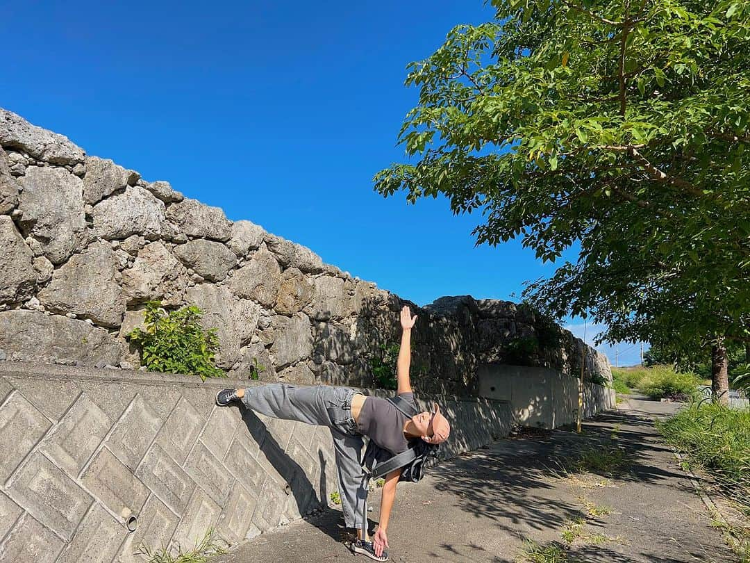 高松いくさんのインスタグラム写真 - (高松いくInstagram)「壁を見つければ バランスをとり 集中力を高めようとする ヨガインストラクターあるあるか？？🤔どくとくか？  この壁❗️ 大きな石の間に石が詰まっていて😳 えーーーー‼️ なんだかすごい❗️っと感動。 沖縄にはあるあるなもでしょうか🤔  #沖縄　#壁　#ヨガ」10月18日 9時08分 - iku_takamatsu_trip_sup_yoga