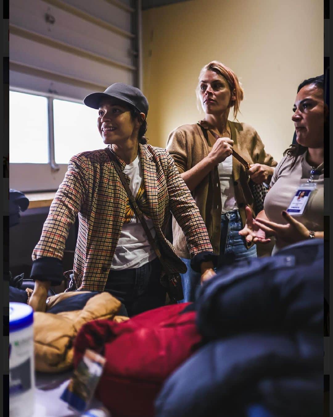 ビジー・フィリップスさんのインスタグラム写真 - (ビジー・フィリップスInstagram)「Last Friday, I had the privilege of visiting with asylum seekers in New York. Giving back and being in service is something that I know always makes my soul feel stronger, even through the most difficult times. I’m so grateful to my friends at @thisisabouthumanity for inviting me to be a witness to the incredible compassion and community our city is showing these families seeking asylum, and it was clear that more support is needed from the state and federal government to welcome everyone who comes to our city with dignity.  We  distributed 700 winter coats to every resident at one of the shelters for the upcoming weather. Thank you to @nycemergencymanagement @zachiscol for coordinating the visit. I was incredibly moved by Zach’s words to us about what an incredible opportunity our country has, if we’re able to meet this immigration crisis with ingenuity and compassion, as America has historically done. But, like with so many issues currently facing our country, people are being used as political pawns, and nothing is getting done except for continuing a hateful rhetoric echo chamber to justify spending money on walls that don’t work. Congress has been unable to pass meaningful immigration legislation in 3 decades, and it’s led to the crisis we’ve been seeing. I truly hope the President and all members of Congress realize what so many of us already know. People deserve dignity and respect. We have to continue to remember humanity, not just ours. But others as well. It’s the only way.   Follow @thisisabouthumanity, @immdef_lawcenter, and @fwdus to stay up-to-date on immigration policies and to learn about volunteer opportunities as they become available.   #WelcomeWithDignity #ThisisAboutHumanity  (Photos by @ericapress.jpg)  @nycgov @nycemergencymanagement @nychealthsystem @zachiscol @fwdus @immdef_lawcenter @thisisabouthumanity @newyorkcares @ericapress.jpg」10月18日 9時01分 - busyphilipps
