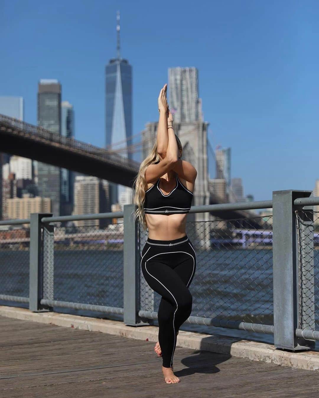 ALO Yogaのインスタグラム：「Confidence is mastered when practiced, and what you always dreamed of is on the other side of fear.” - @silkymariesky  ✨ Practice hard stuff ✨ Take action every single day toward what scares you ✨ Don’t listen to the fearful voice ✨ Jump in」