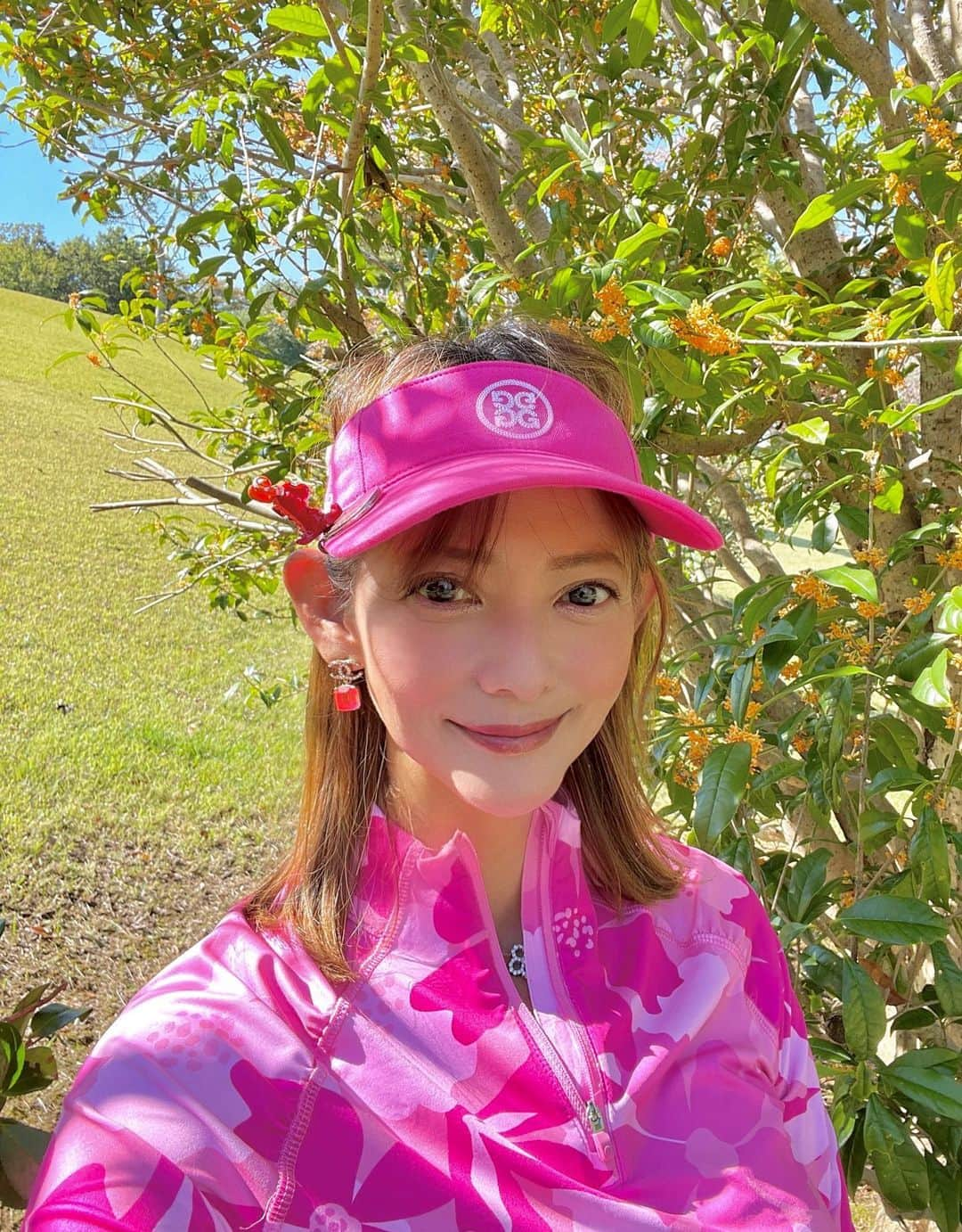 箕輪玖美のインスタグラム：「友人達と千葉ラウンド⛳️ ・ ・ 大好きな金木犀満開🥰 快晴のゴル日和〜♪ 途中、鹿の親子と遭遇…可愛かった💕 ・ ・ 帰りはホルモンが有名な玉屋さんでお疲れ様会🍻 ホルモン焼きが美味し過ぎて、全員お代わり😋 ・ ・ 股関節の痛みもだいぶ治ってきたので、そろそろゴル練も再開しないとなぁ😆  #ロイヤルスターゴルフクラブ #千葉ゴルフ #ゴルフ日和 #ゴルフ女子 #玉屋 #ホルモン焼き #美味しいもの好きな人と繋がりたい #箕輪玖美」