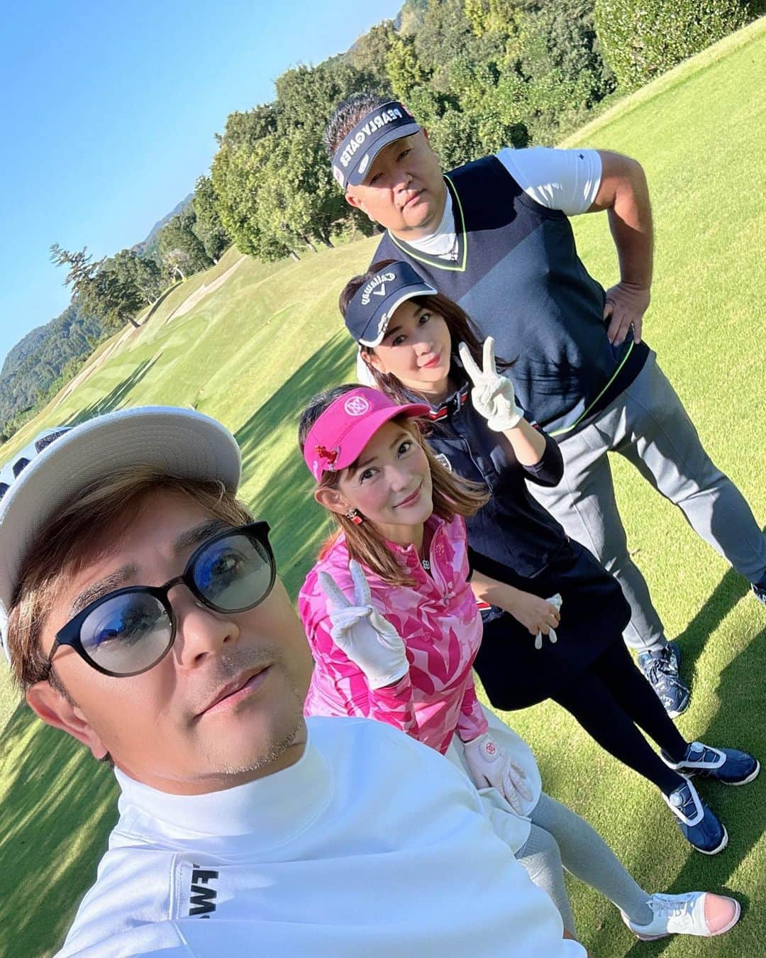 箕輪玖美さんのインスタグラム写真 - (箕輪玖美Instagram)「友人達と千葉ラウンド⛳️ ・ ・ 大好きな金木犀満開🥰 快晴のゴル日和〜♪ 途中、鹿の親子と遭遇…可愛かった💕 ・ ・ 帰りはホルモンが有名な玉屋さんでお疲れ様会🍻 ホルモン焼きが美味し過ぎて、全員お代わり😋 ・ ・ 股関節の痛みもだいぶ治ってきたので、そろそろゴル練も再開しないとなぁ😆  #ロイヤルスターゴルフクラブ #千葉ゴルフ #ゴルフ日和 #ゴルフ女子 #玉屋 #ホルモン焼き #美味しいもの好きな人と繋がりたい #箕輪玖美」10月18日 9時05分 - kumi.111