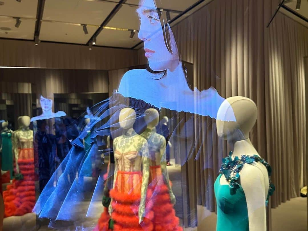 Fashion Headlineさんのインスタグラム写真 - (Fashion HeadlineInstagram)「2023年6月からフィレンツェのGUCCI GARDENでスタートした「Gucci Visions」。グッチの102年の歴史を展望し、歴代のクリエイティブ・ディレクターや職人たちの才能にオマージュを捧げるエキシビションがいよいよ10/19よりグッチ銀座で開催！」10月18日 15時00分 - fashionheadlinejpn