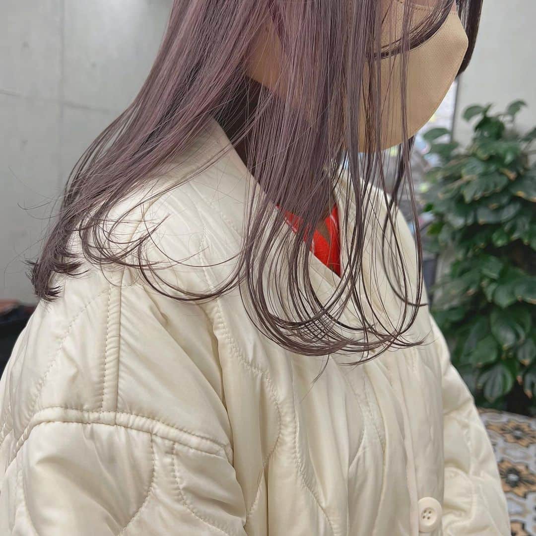 兼井遼のインスタグラム：「ラベンダーグレージュ＊  柔らかくほつれるヘア😌  ツヤのある 暗くても透明のある カラーならお任せください☺️  10月のご予約も まだまだお取りできます🙇🏻  ご質問などは コメントにてお問い合わせください！😌  #ケアカラー  #ヘアアレンジ  #ケアダブルカラー  #巻き方  #髪質改善カラー  #イルミナカラー  #ミルクティーベージュ #グレージュ  #ケアブリーチ  #ハイライトカラー  #ハイトーンカラー  #ブリーチ  #ダブルカラー   #インナーカラー  #オリーブアッシュ  #グラデーションカラー  #グレージュカラー  #ツヤトーン  #パーマ  #艶髪  #外国人風  #髪質改善トリートメント  #くびれヘア  #シースルーバング  #髪質改善  #ラベンダーグレージュ  #オリーブグレージュ  #トリートメント  #ヘアアクセサリー　#インナーハイライト」