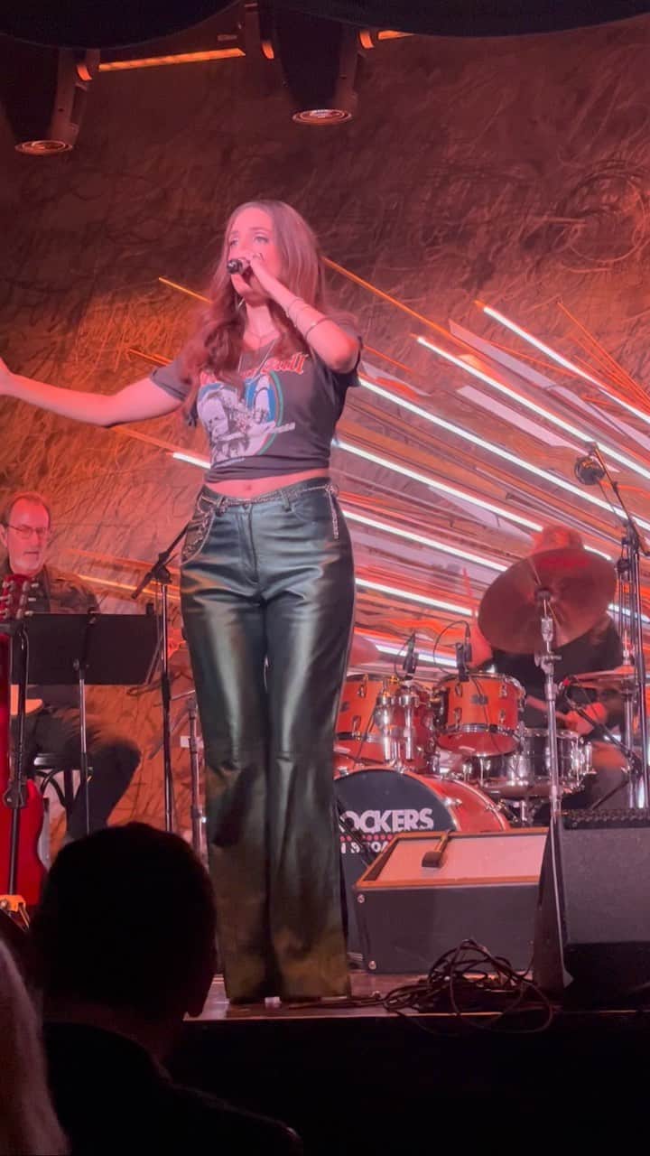 のインスタグラム：「Sound on! 🎶 My night-blooming daughter Alexa Ray performed last night for the Annual ‘Rockers On Broadway’ in NYC to benefit children’s music education. 💜 It was also honoring the amazing Melissa Etheridge who has a hit show on Broadway right now. The entire evening was a JOY! Here’s a little taste of my baby grand. 🌝 #proudmom」