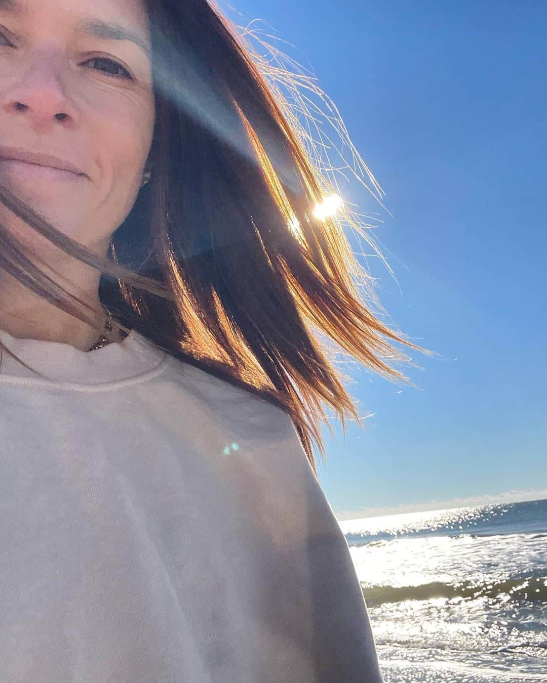 のインスタグラム：「I couldn’t help but notice the fractal nature of our reality when I saw the sand on the banks of South Carolina this morning and that the water on many scales carves the same pattern. This is just one simple example.  • What builds this reality? Why are we here? What is real? What does real even mean? What is a humans fundamental reality? Are we a simulation? Would it matter? Where do we go when we die? How many times have I been human? Am I really living an infinite amount of parallel realities as me? Will we ever get the answer to all of our questions? Would I want to? Do we even know the right questions to ask?  • If you could get inside my head and know how many times these questions came up in a day… • It was a beautiful morning. ☺️🌊」