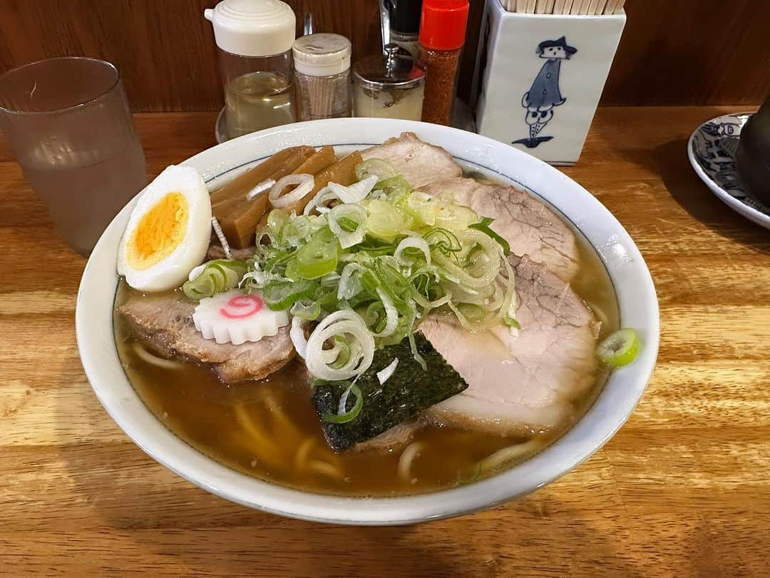 品川祐さんのインスタグラム写真 - (品川祐Instagram)「昨日食べたラーメン。 調子こいてチャーシュー麺頼んだら、とんでもないボリュームだった。絶対に麺が2人前あった。めちゃくちゃ美味かったんだけど、51歳のおじさんにはキャパオーバー。貧乏性で残せないので全部食べたけど、腹がぱんぱん。学生にはたまんないだろうなぁ。」10月18日 9時22分 - shinashina0426