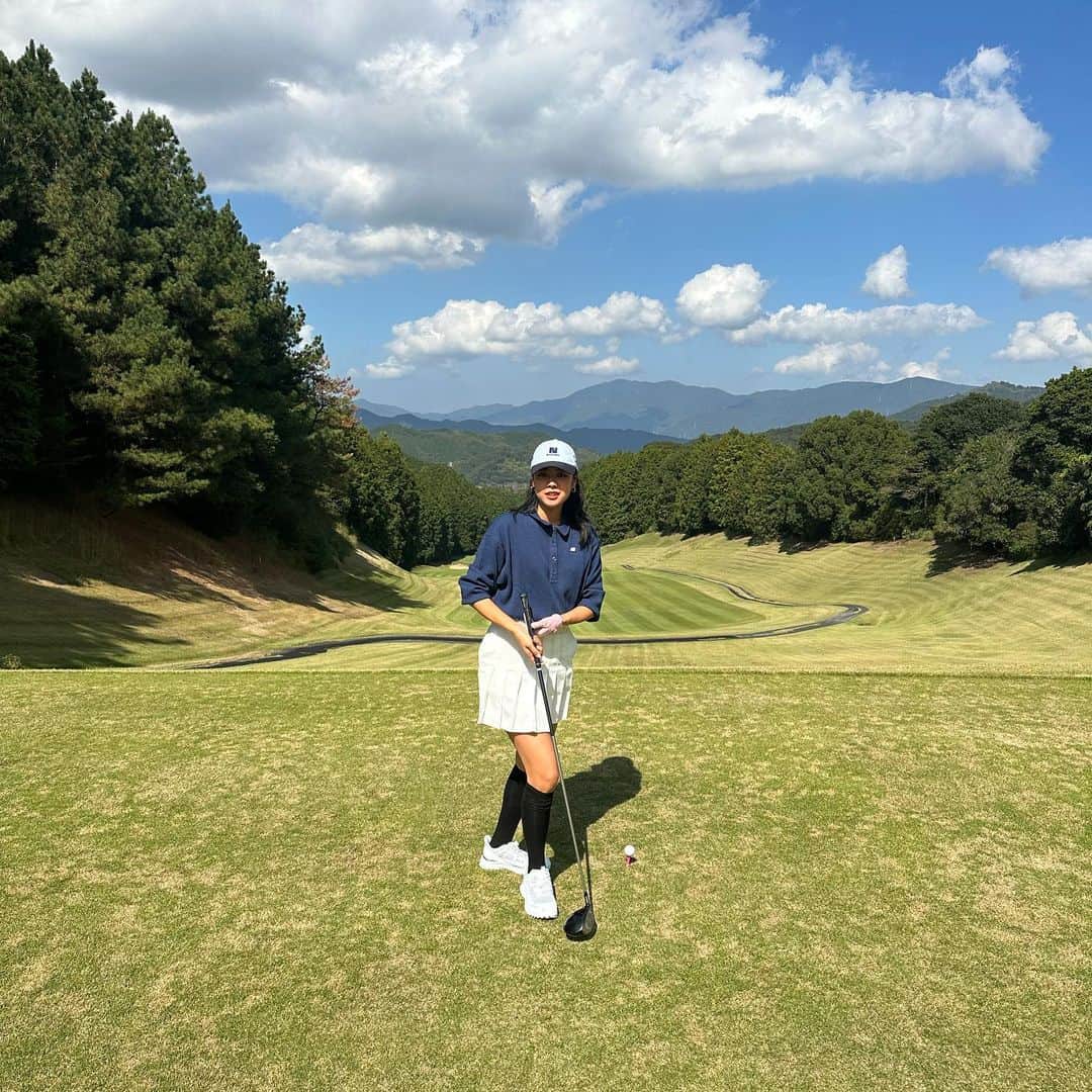 Asano Minamiのインスタグラム：「Level 0🔰 NBのゴルフジュース履いてコース行ったら、かなりかっこよくてゴルフできる人の気持ちだったけど、とっても下手でした💓💦 練習が必要です。」