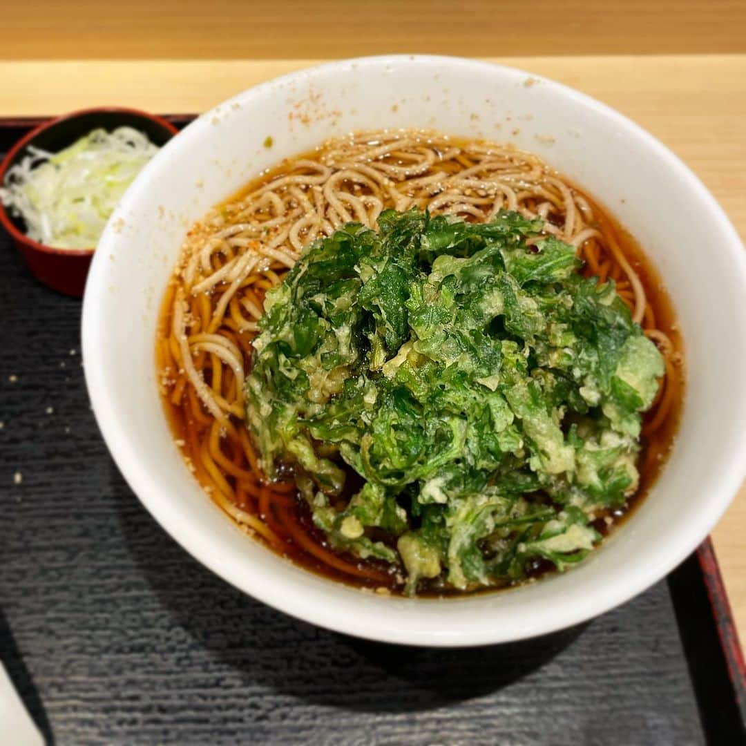 のインスタグラム：「最高のおっさんの朝ごはん。 いろり庵きらく　春菊天そば #最高のおっさんの蕎麦  #2024チャレンジ第一弾」