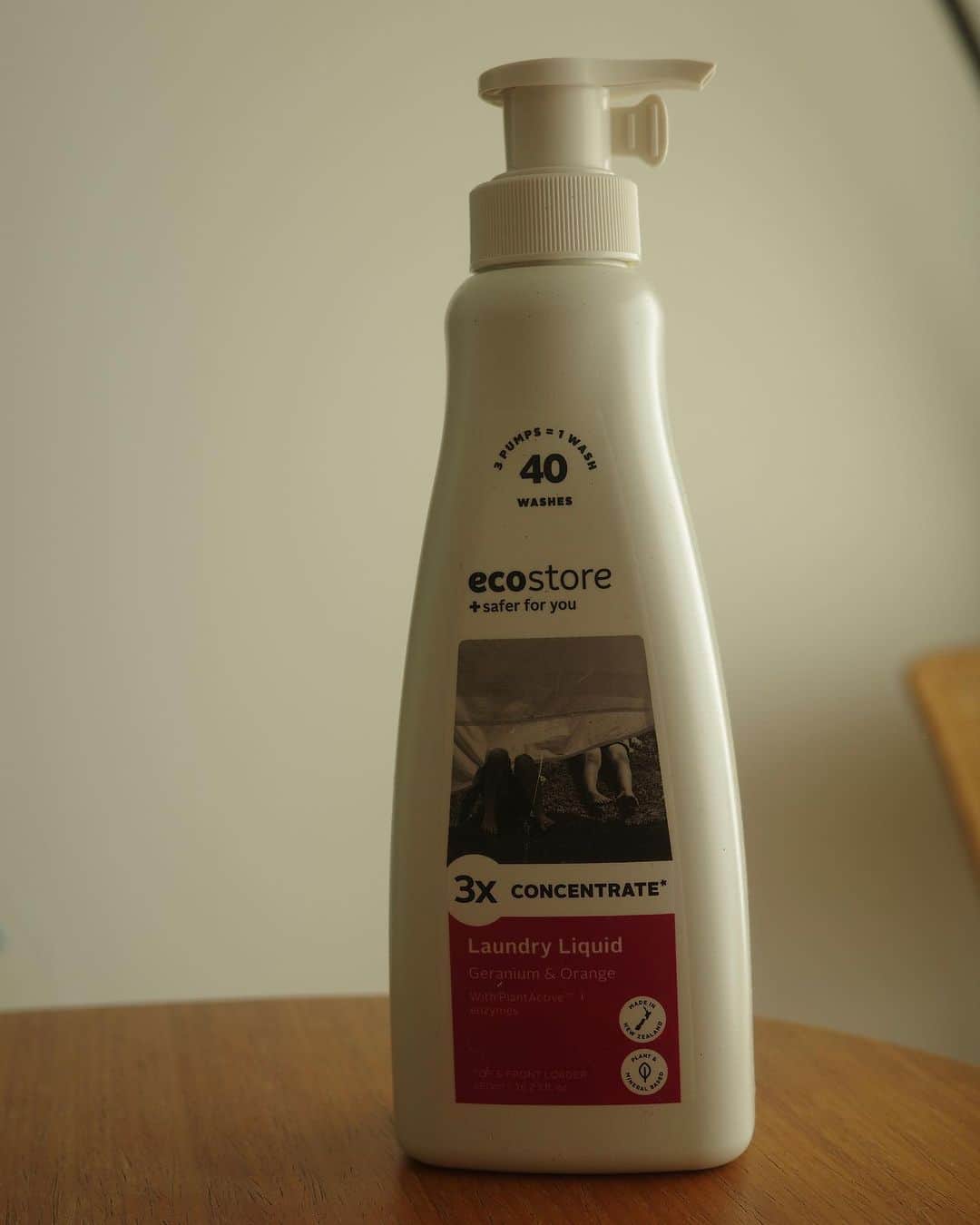 鳳山えりさんのインスタグラム写真 - (鳳山えりInstagram)「タオルや肌着やシーツだけはエコ洗剤で洗っています。  環境汚染もそうだけど、直接肌に触れるものは界面活性剤が極力入っていないものを❗️  新しくでたエコストアの洗濯洗剤が最近のお気に入り😊  @ecostore.jp   ポンプ式で使いやすいし、詰め替えが出来るのもエコストアの魅力😁‼️  #エコストア #洗濯洗剤 #PR  @junkcam さん ご紹介ありがとうございます😚✨」10月18日 9時24分 - eri_toriyama