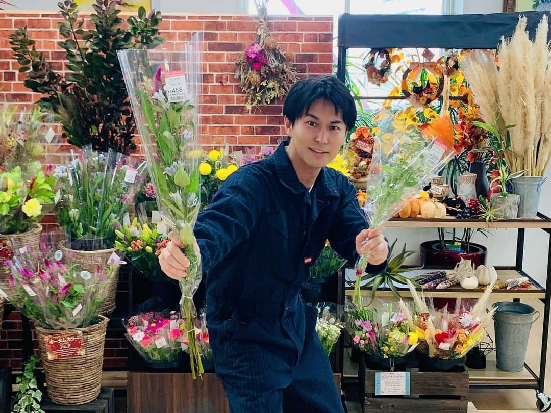 三上真史のインスタグラム：「スーパーで売られている安価な花、どうしてあんなに安くできるのか、何か秘密があるのでは！？と気になったことはありませんか？  そこでスーパーの花を専門で作られているメルシーフラワーさんの生産工場に潜入してまいりました！ 　 なんとメディア初公開！！  YouTube #三上真史の趣味は園芸チャンネル で配信中です。  衝撃の秘密が！！  ぜひ。」